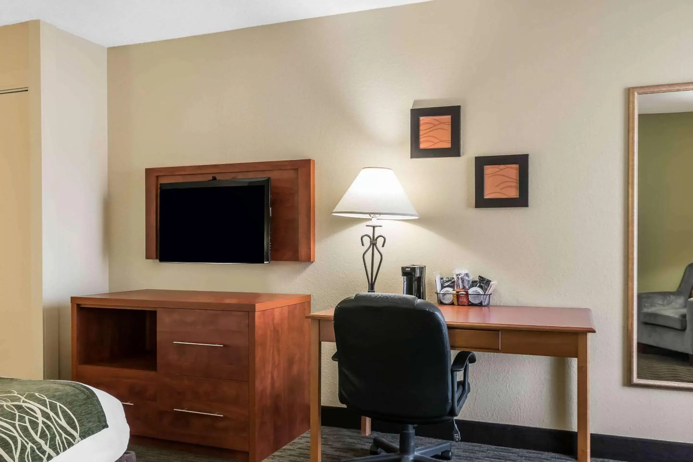 TV and multimedia, TV/Entertainment Center in Comfort Inn Pine Grove