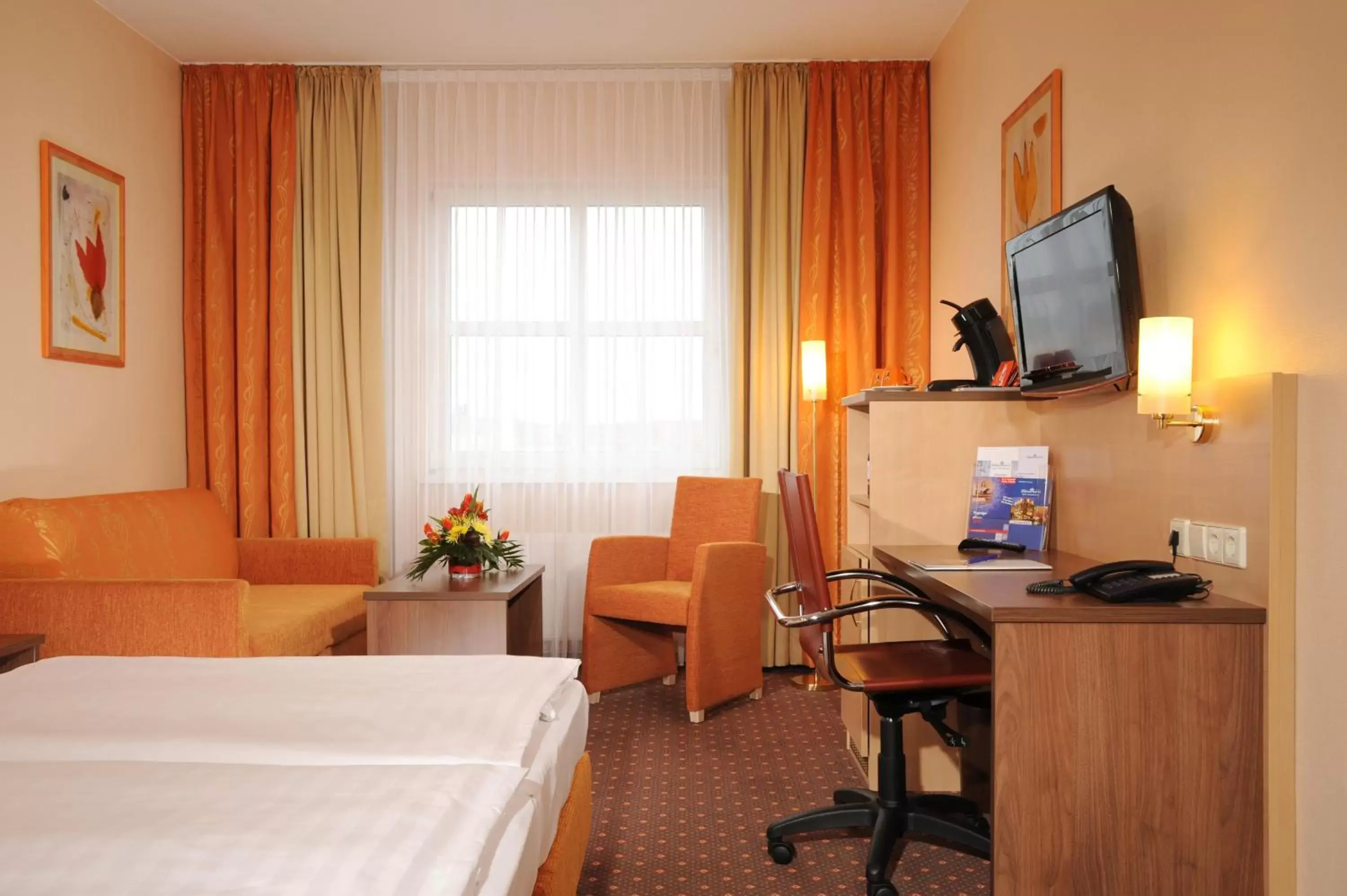 Photo of the whole room, Room Photo in PLAZA INN Berlin Charlottenburg