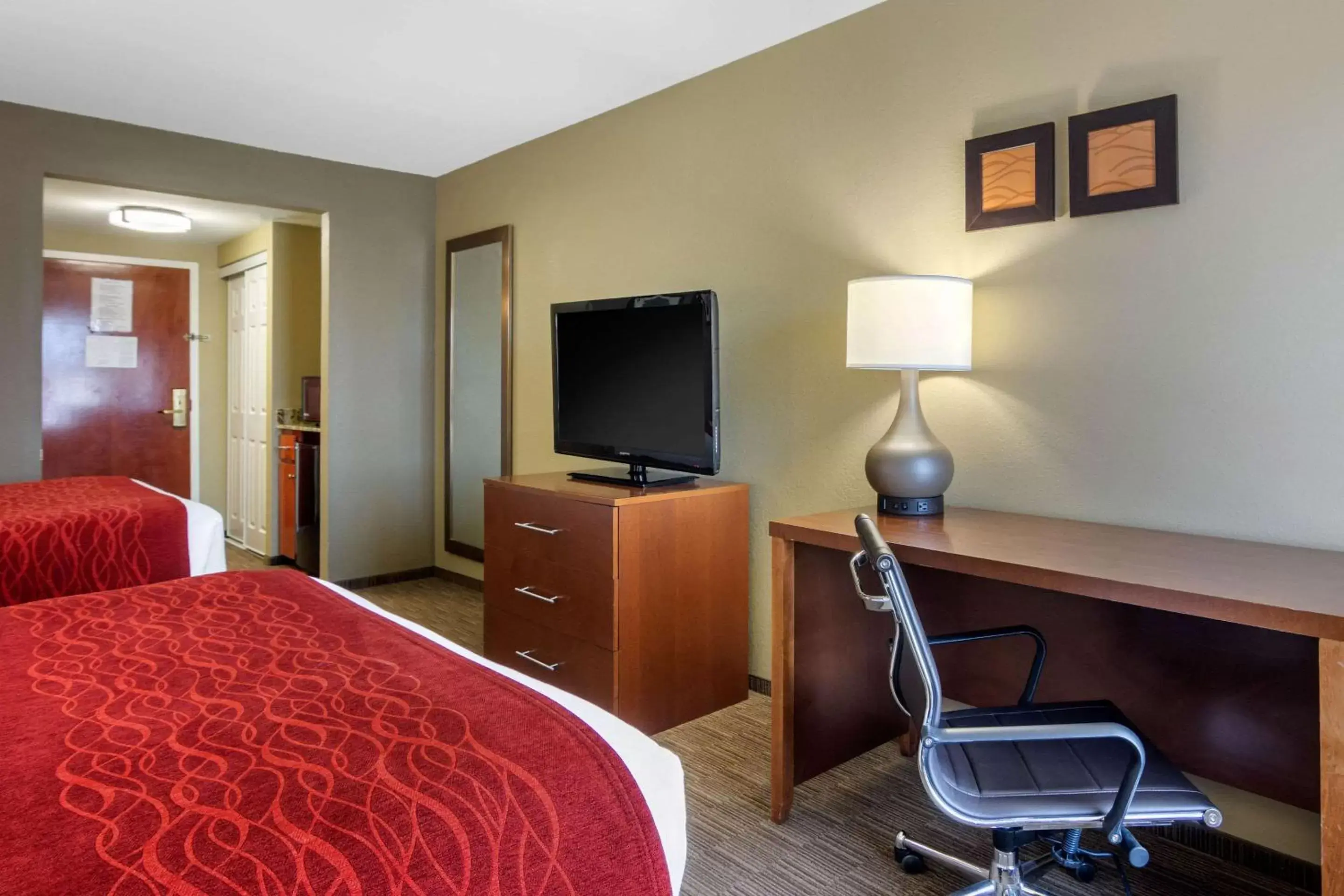 Photo of the whole room, TV/Entertainment Center in Comfort Inn & Suites LaGrange