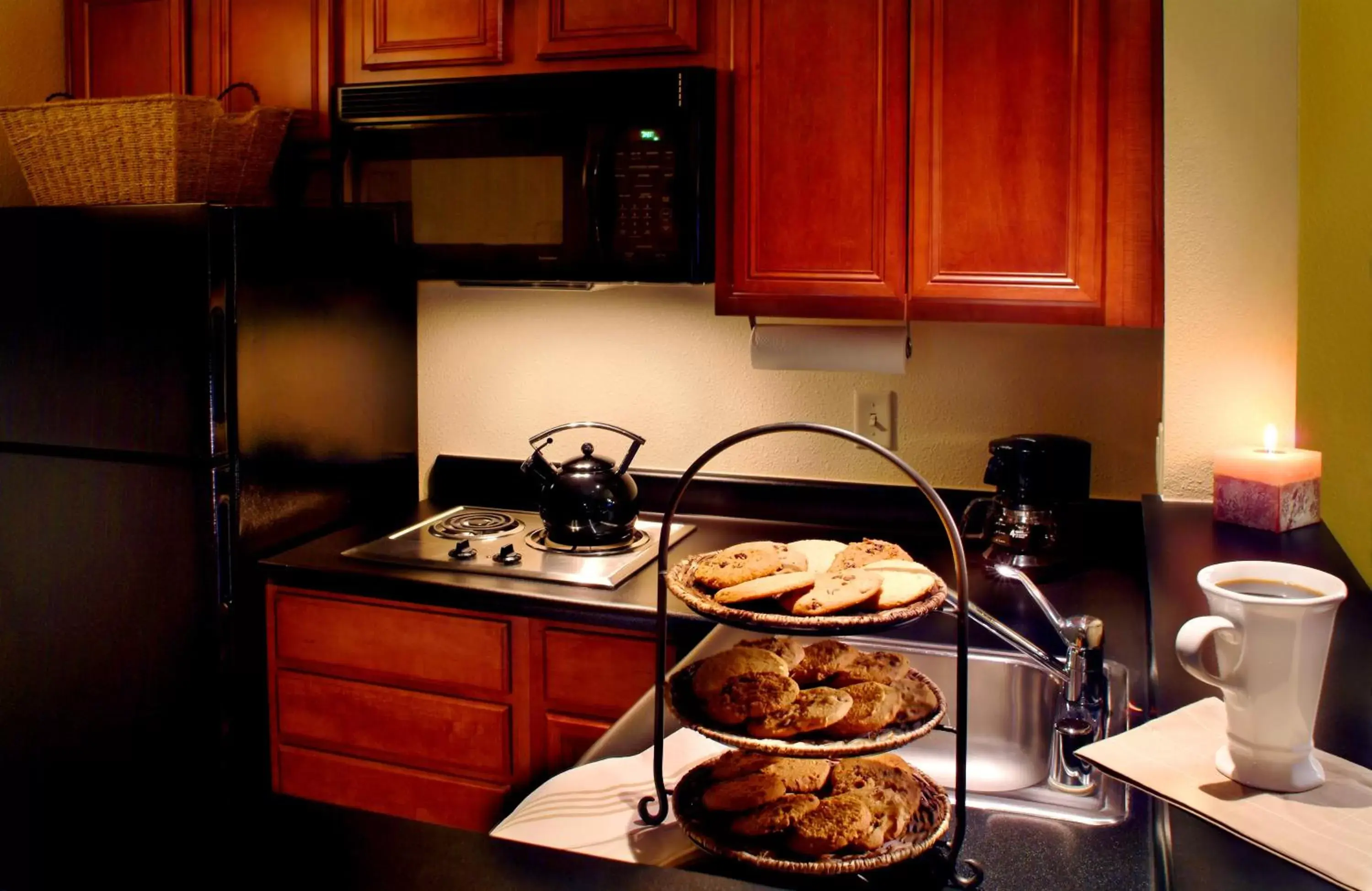 Kitchen or kitchenette, Kitchen/Kitchenette in Larkspur Landing Renton-An All-Suite Hotel