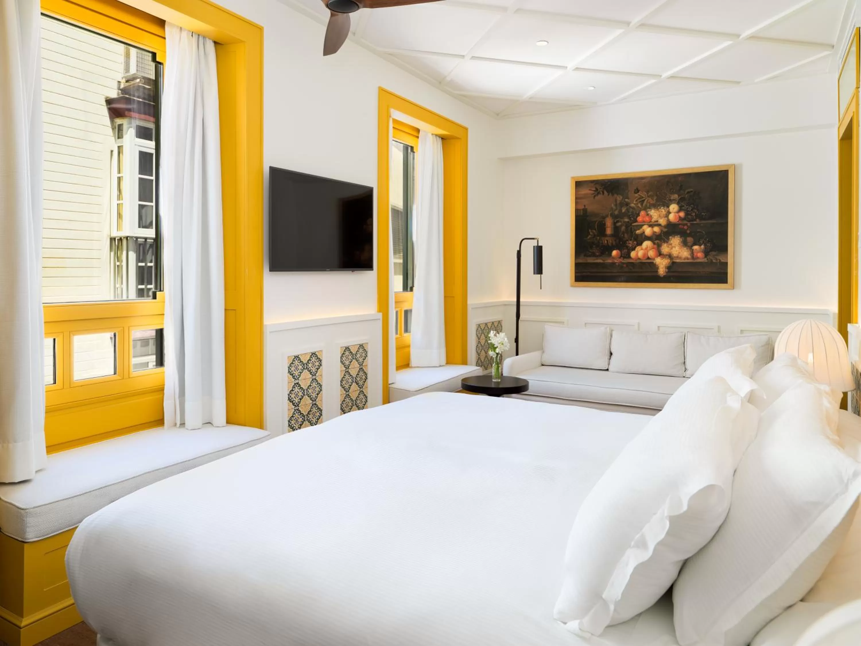 Photo of the whole room, Bed in H10 Casa de la Plata