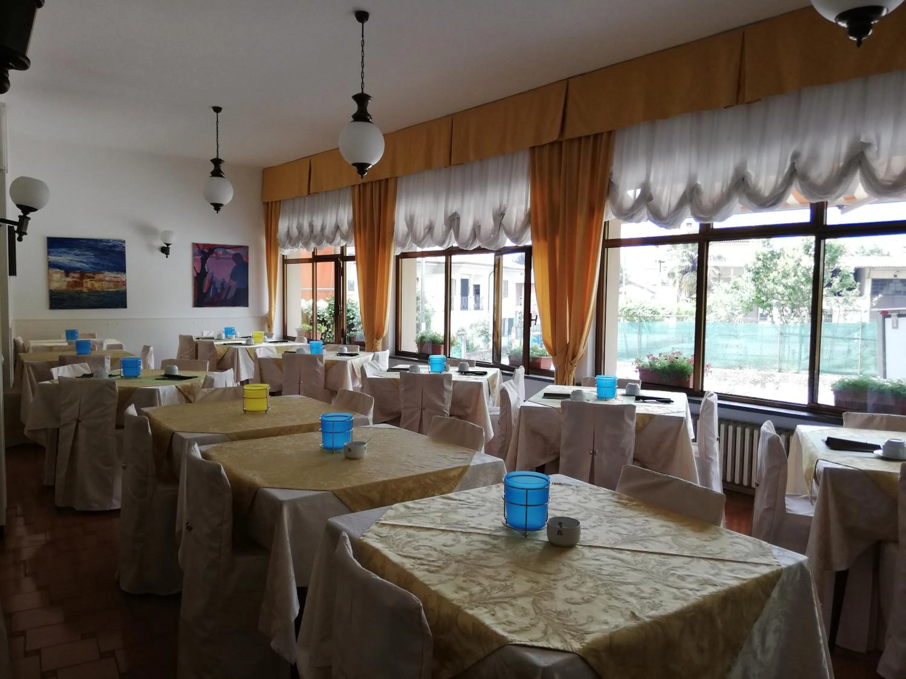 Restaurant/places to eat in Hotel 2000