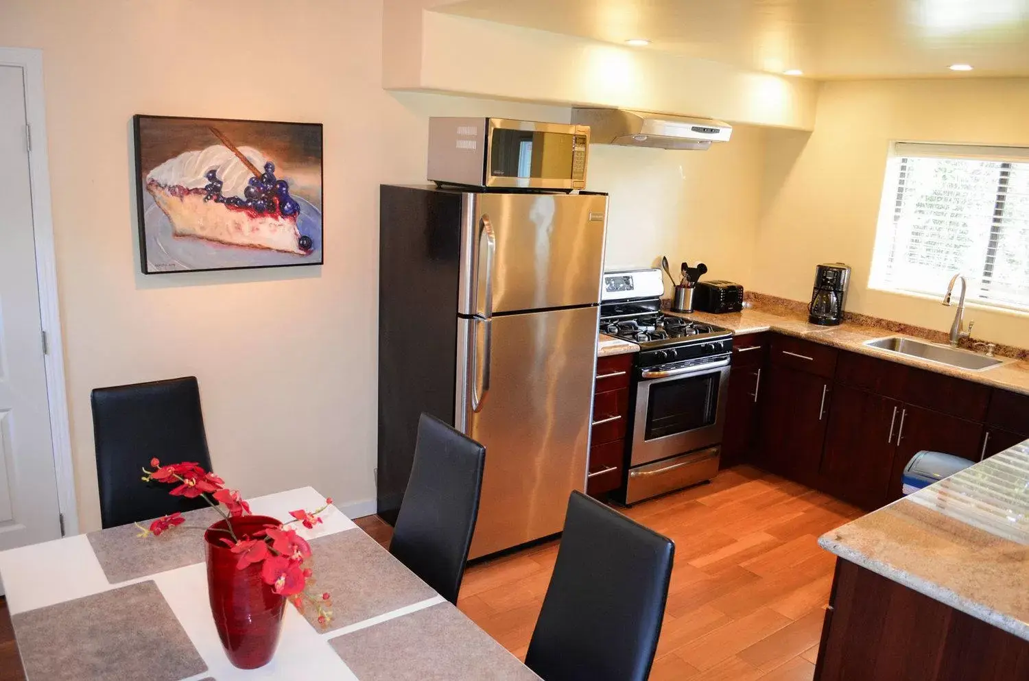 Kitchen/Kitchenette in Indian Creek Inn