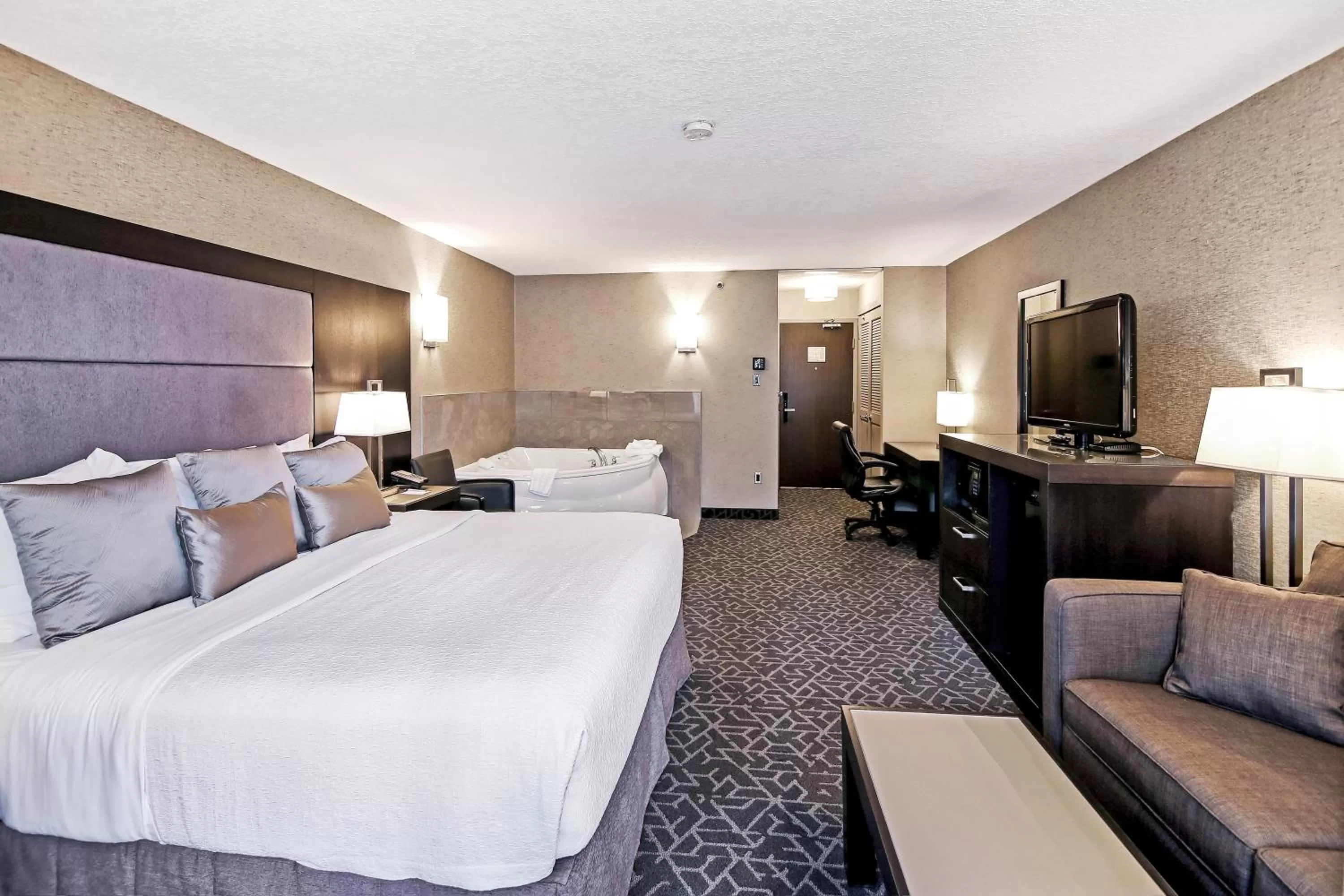 Photo of the whole room, Bed in Best Western Plus Banff International Lodge