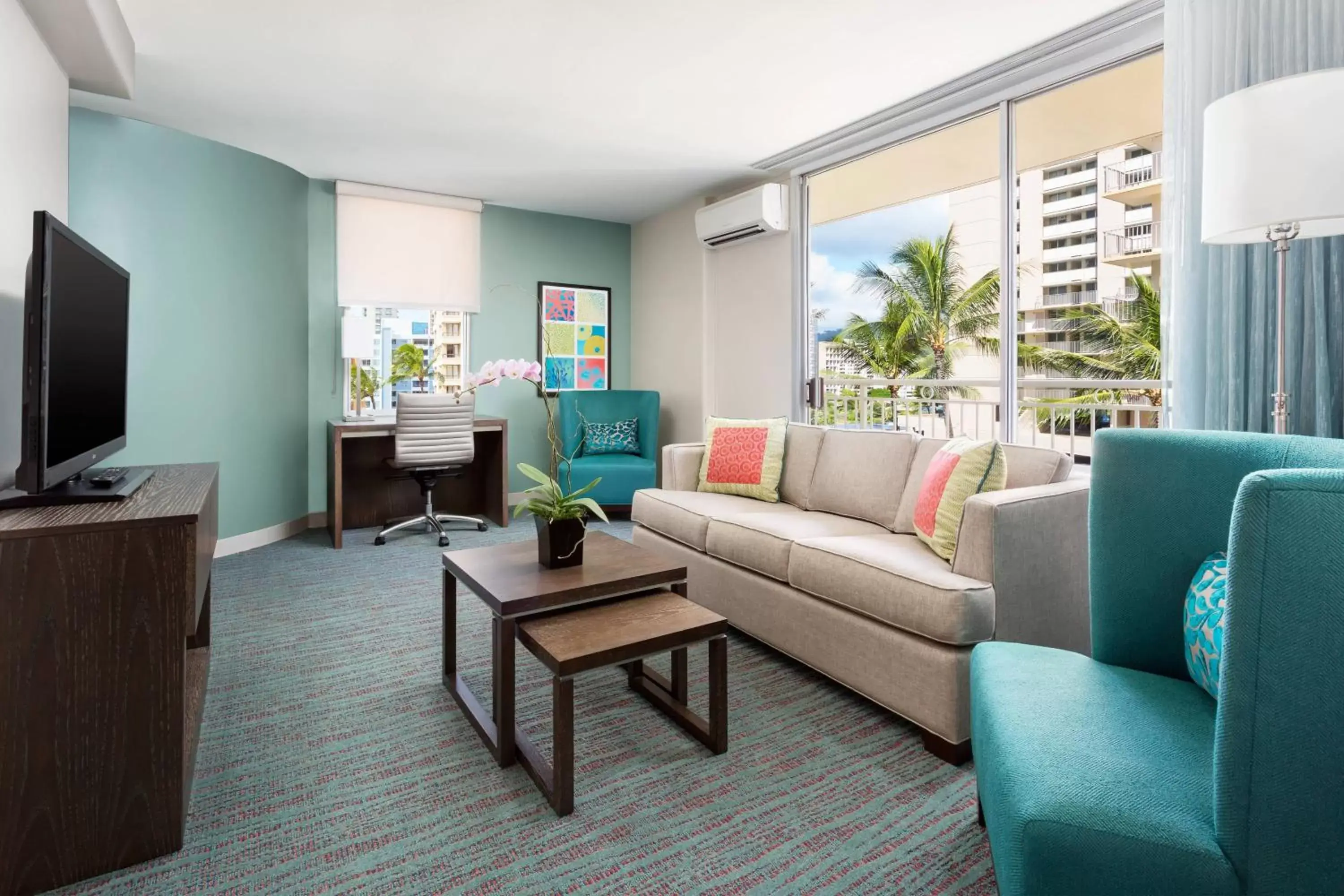 Bedroom, Seating Area in Courtyard by Marriott Waikiki Beach