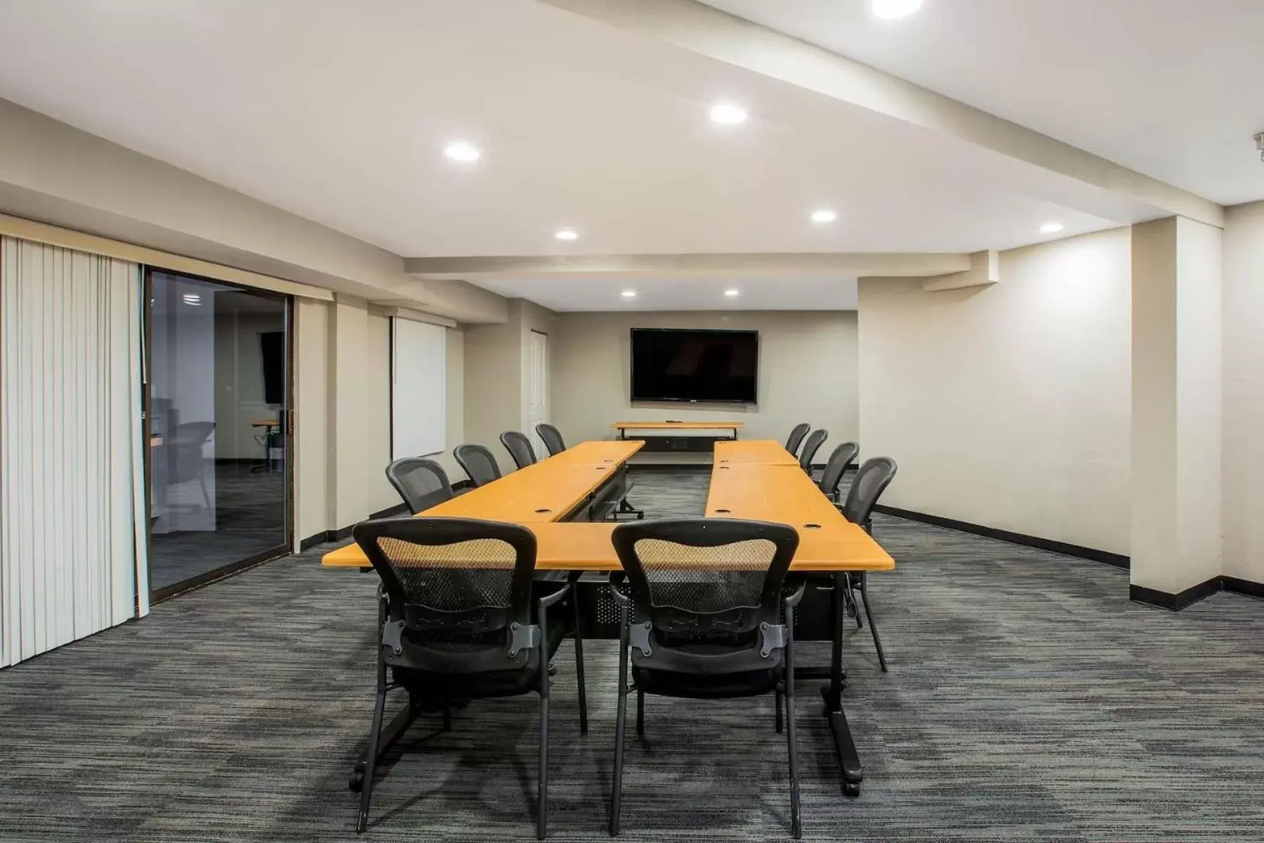 Business facilities in La Quinta by Wyndham Pomona