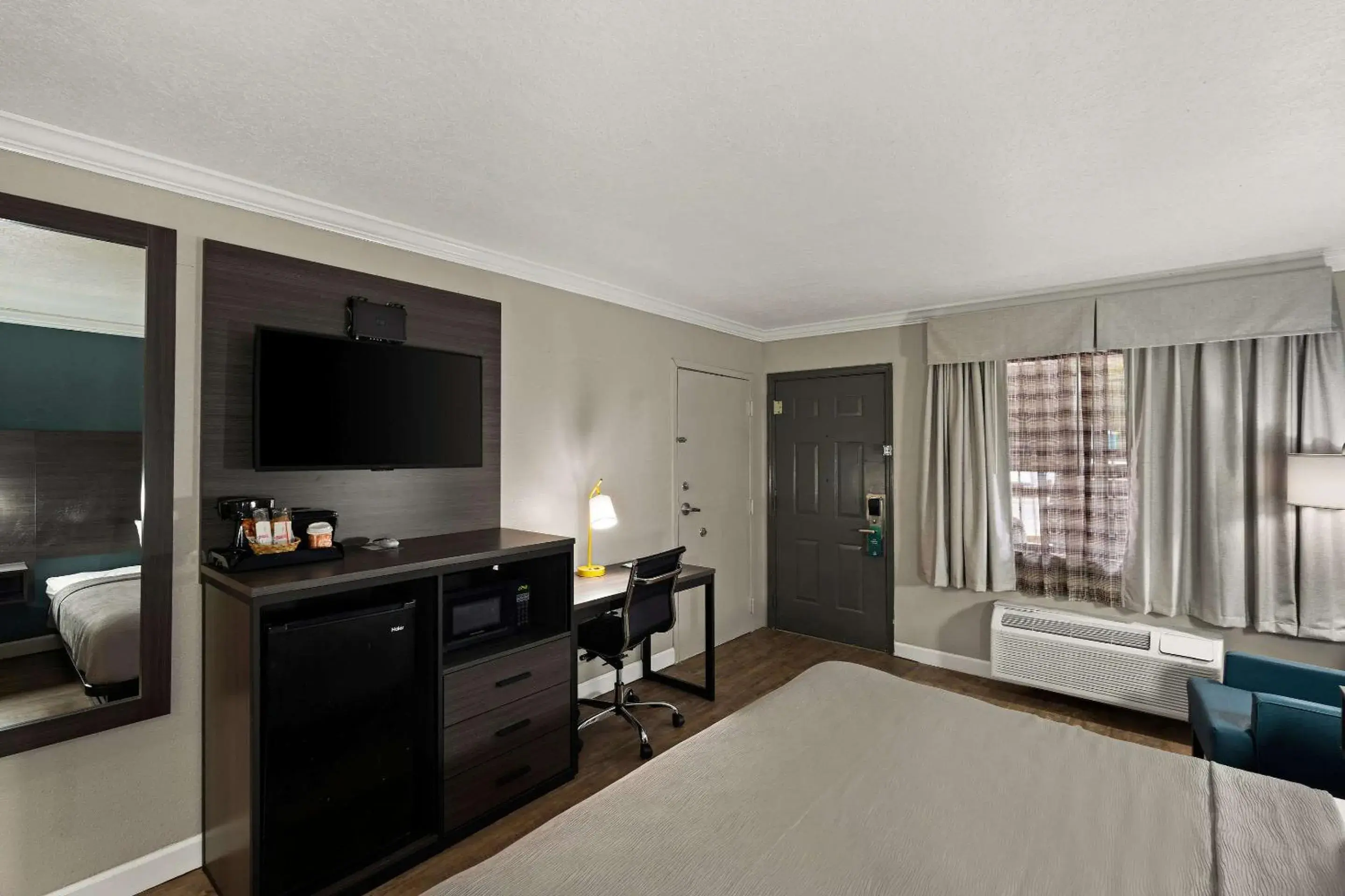 Bedroom, TV/Entertainment Center in Travelodge by Wyndham Ocean Springs