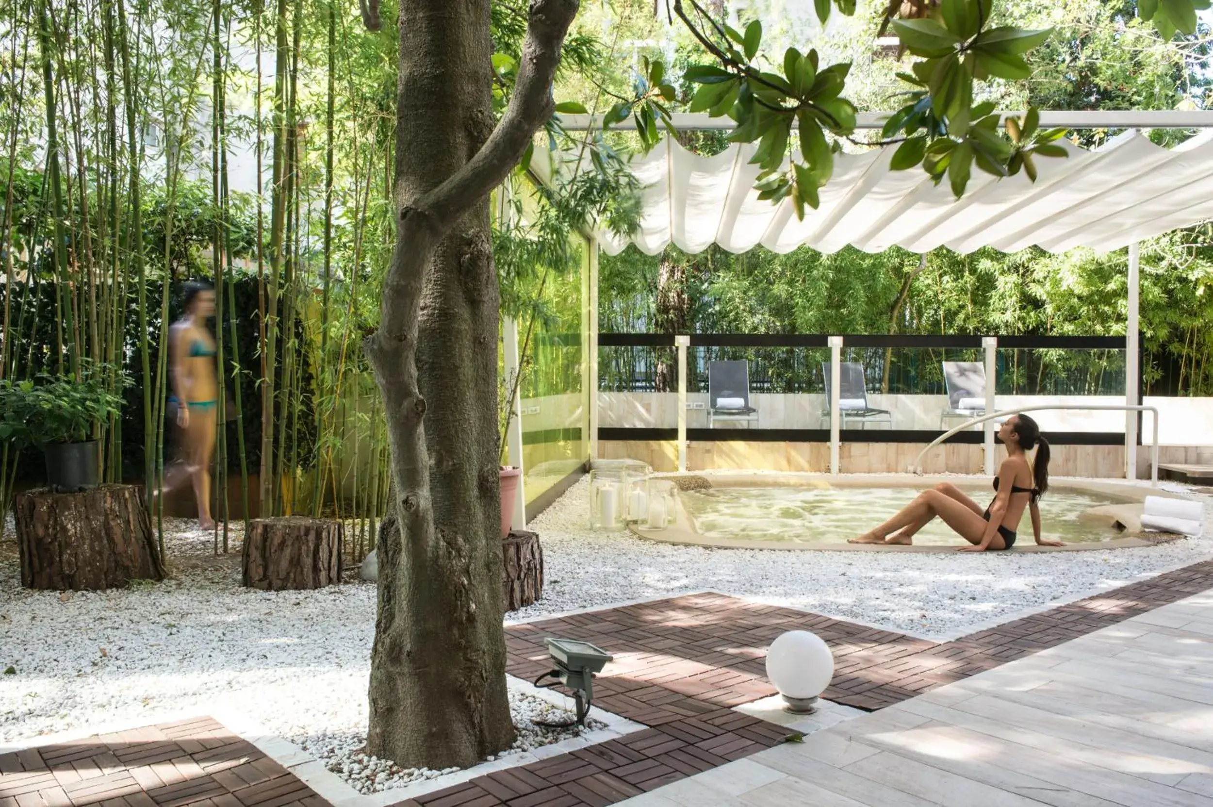 Hot Tub, Swimming Pool in Grand Hotel Panoramic