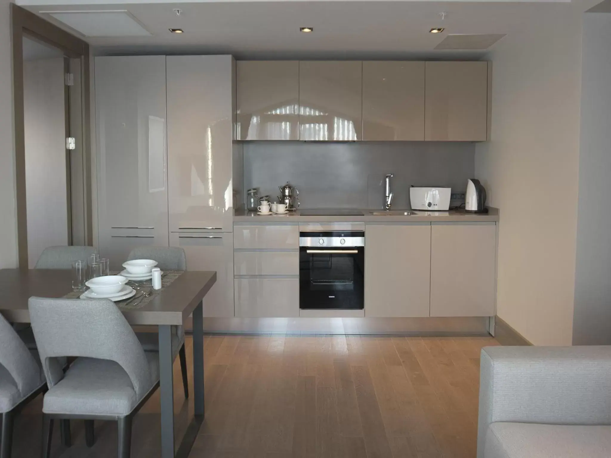 Photo of the whole room, Kitchen/Kitchenette in Sentire Hotels & Residences