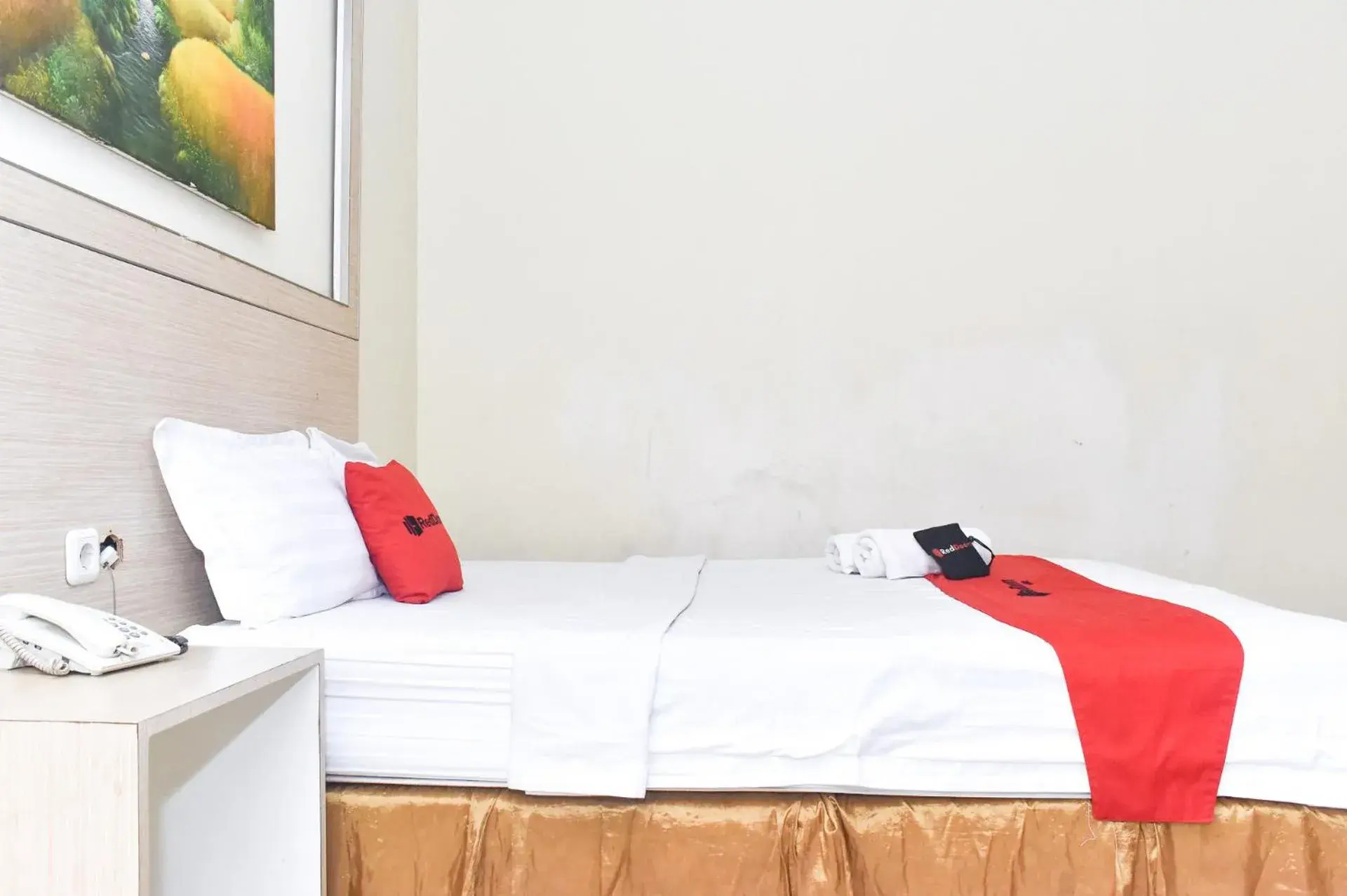 Bed in RedDoorz Plus near Sultan Hasanuddin Airport