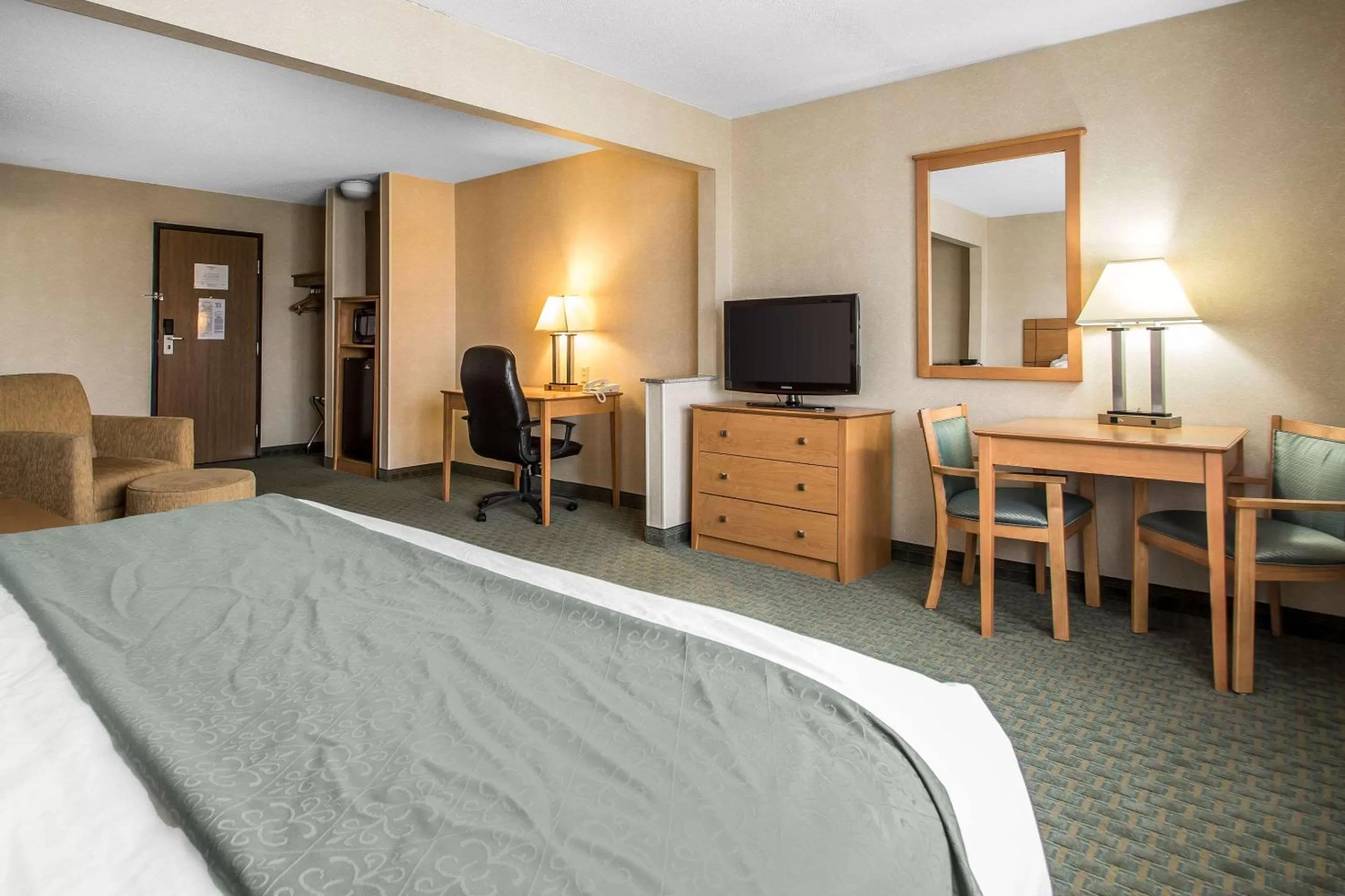 Photo of the whole room, Bed in Quality Inn Dubuque on Hwy 20