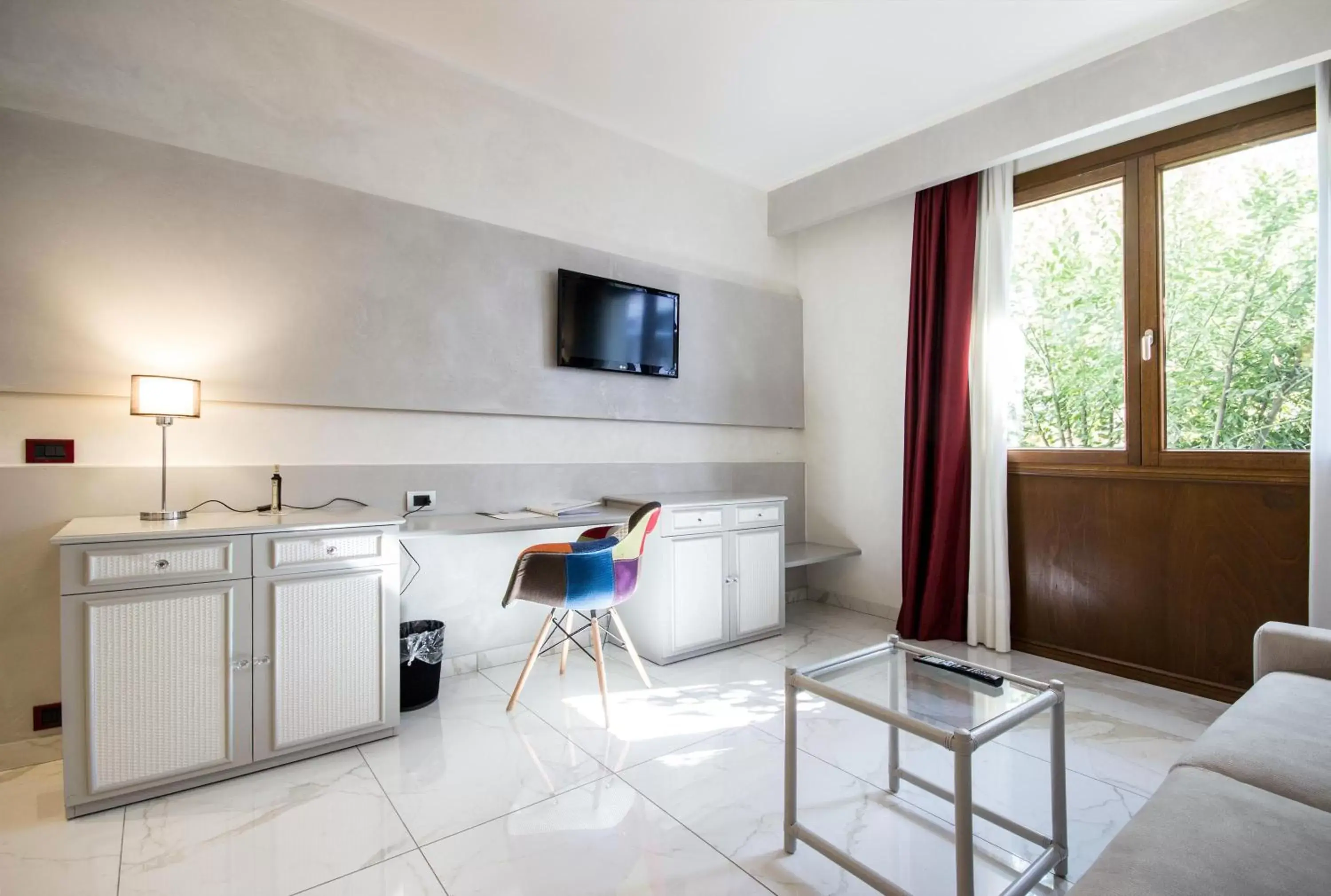 TV and multimedia, TV/Entertainment Center in Best Western Modena District