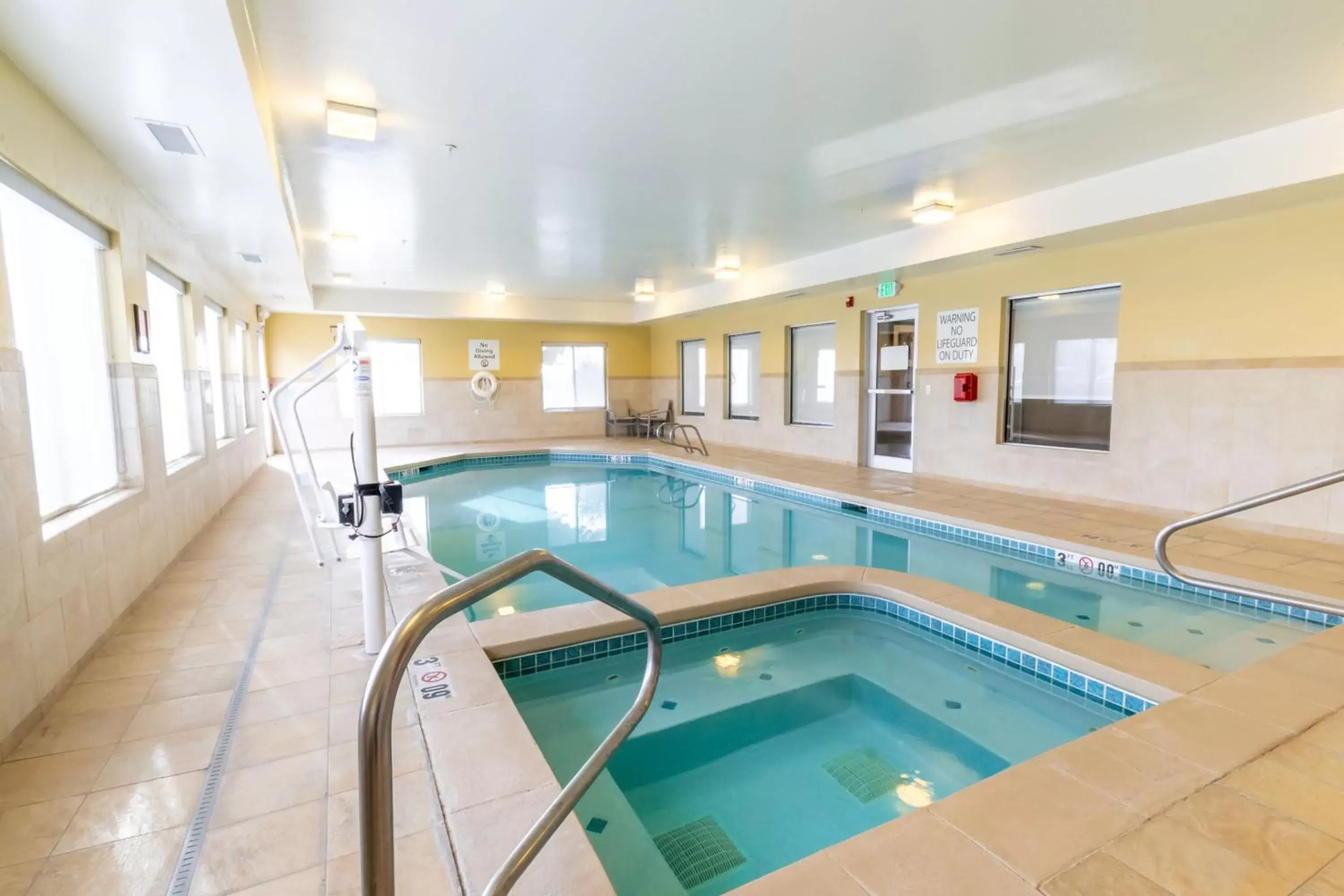 Swimming Pool in Holiday Inn Express Hotel & Suites Limon I-70/Exit 359, an IHG Hotel