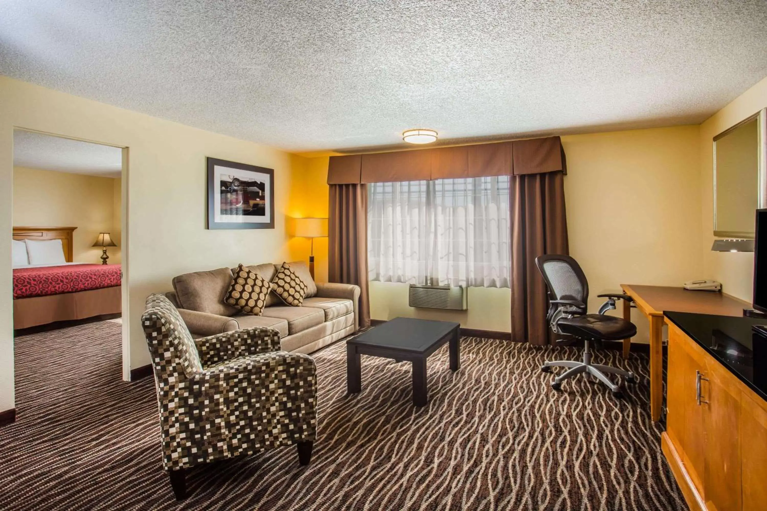 Bed, Seating Area in Days Inn by Wyndham Yakima