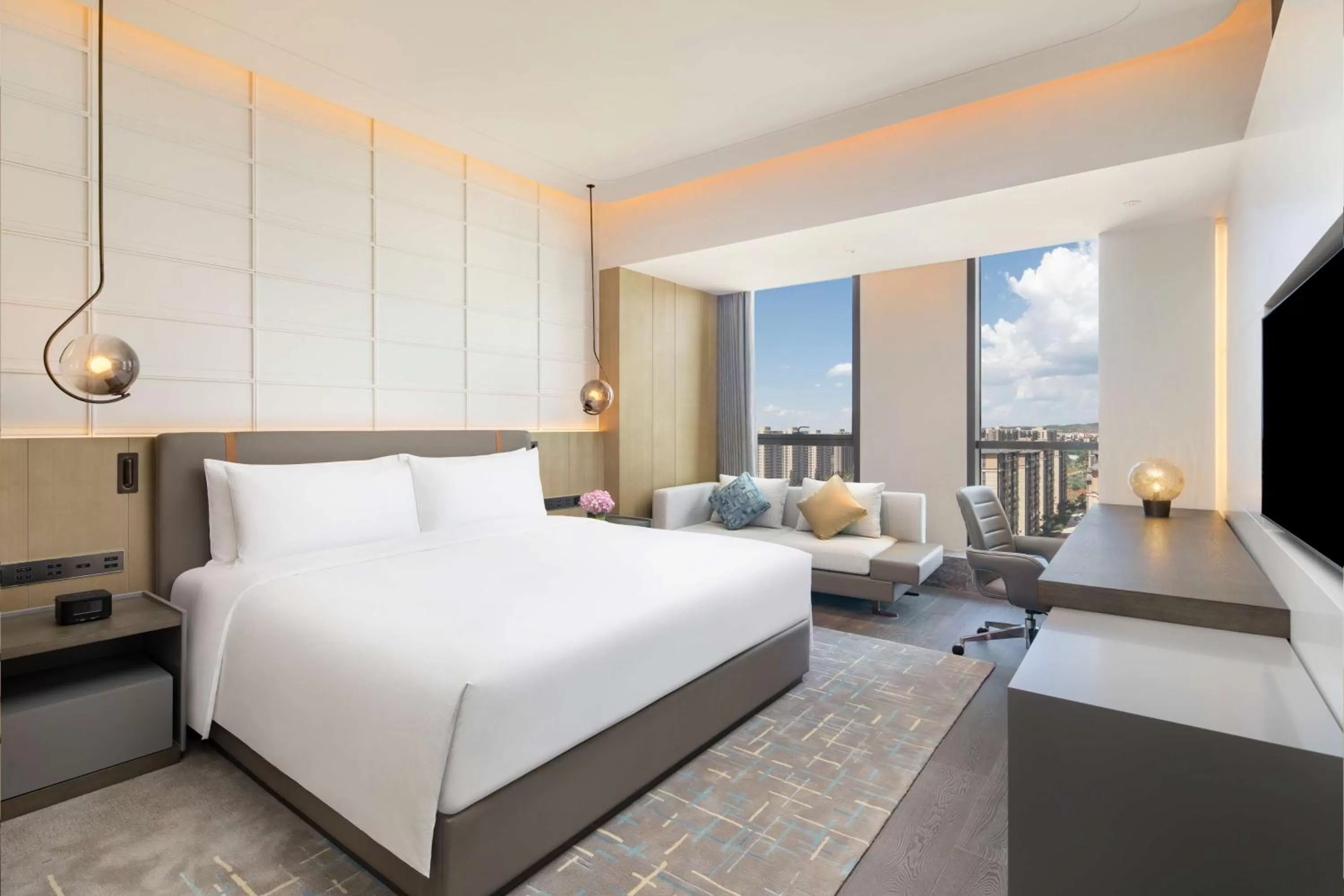 Living room, Bed in Doubletree By Hilton Kunming Airport