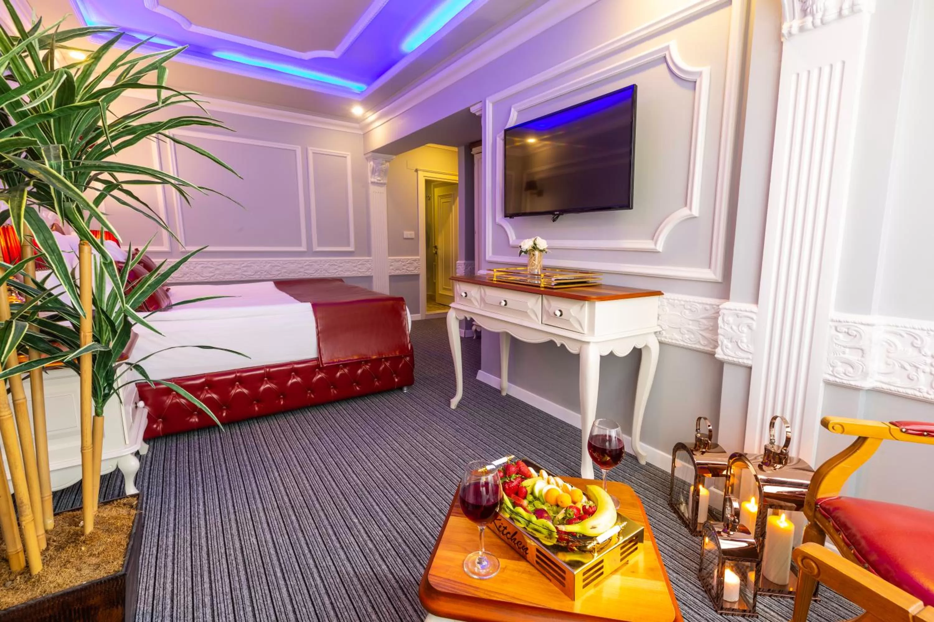 Communal lounge/ TV room, Bed in Andalouse Otel