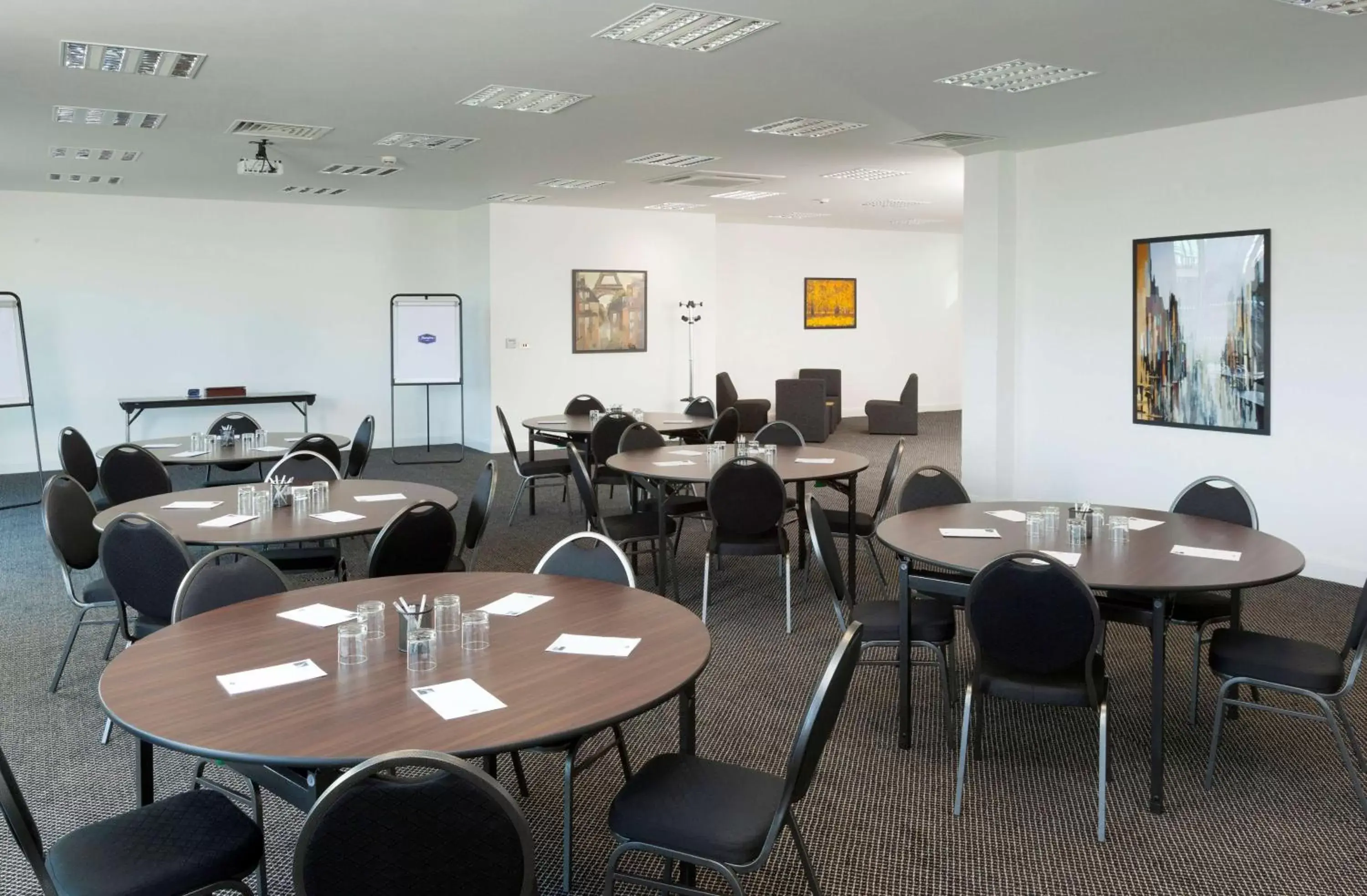 Meeting/conference room, Restaurant/Places to Eat in Hampton by Hilton Luton Airport