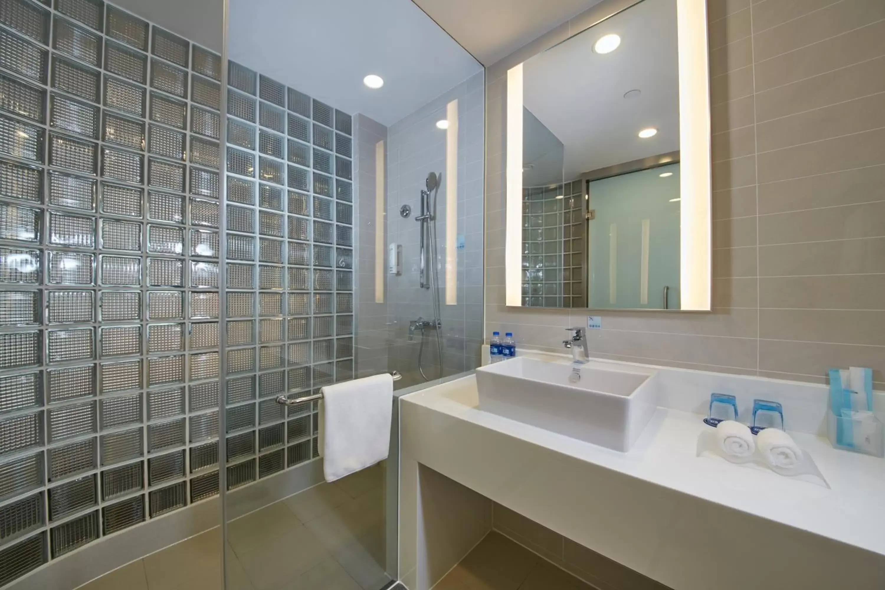 Photo of the whole room, Bathroom in Holiday Inn Express Luoyang City Center, an IHG Hotel