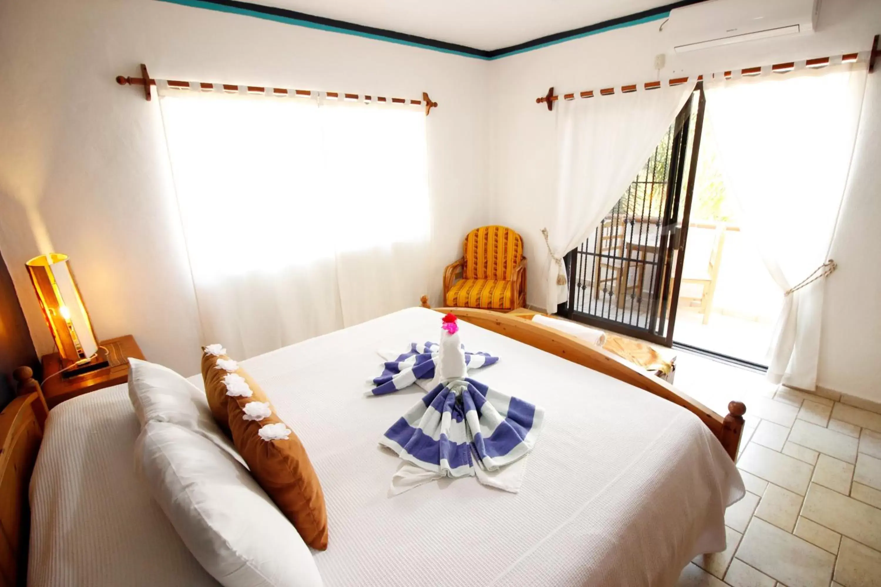 Photo of the whole room, Bed in Maya Vacanze Playa Alegria