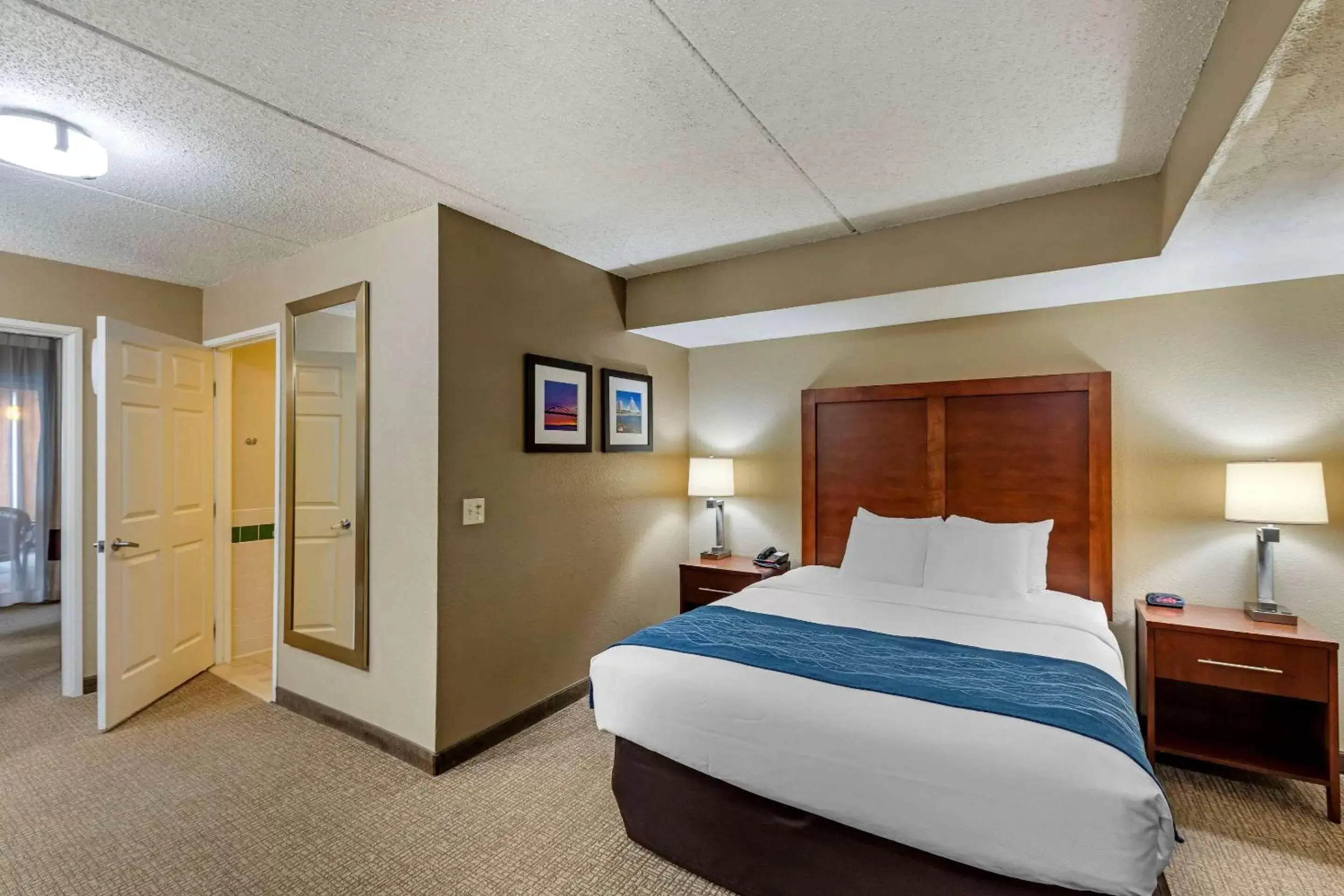 Photo of the whole room, Bed in Comfort Inn & Suites Jackson - West Bend