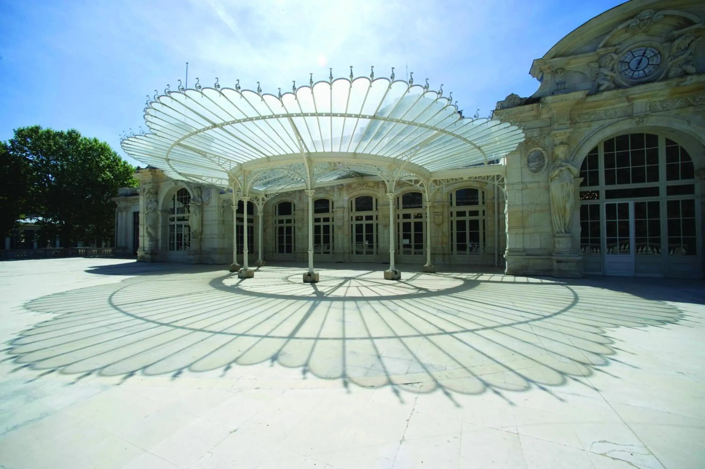 Facade/entrance in Hôtel des Thermes Les Dômes