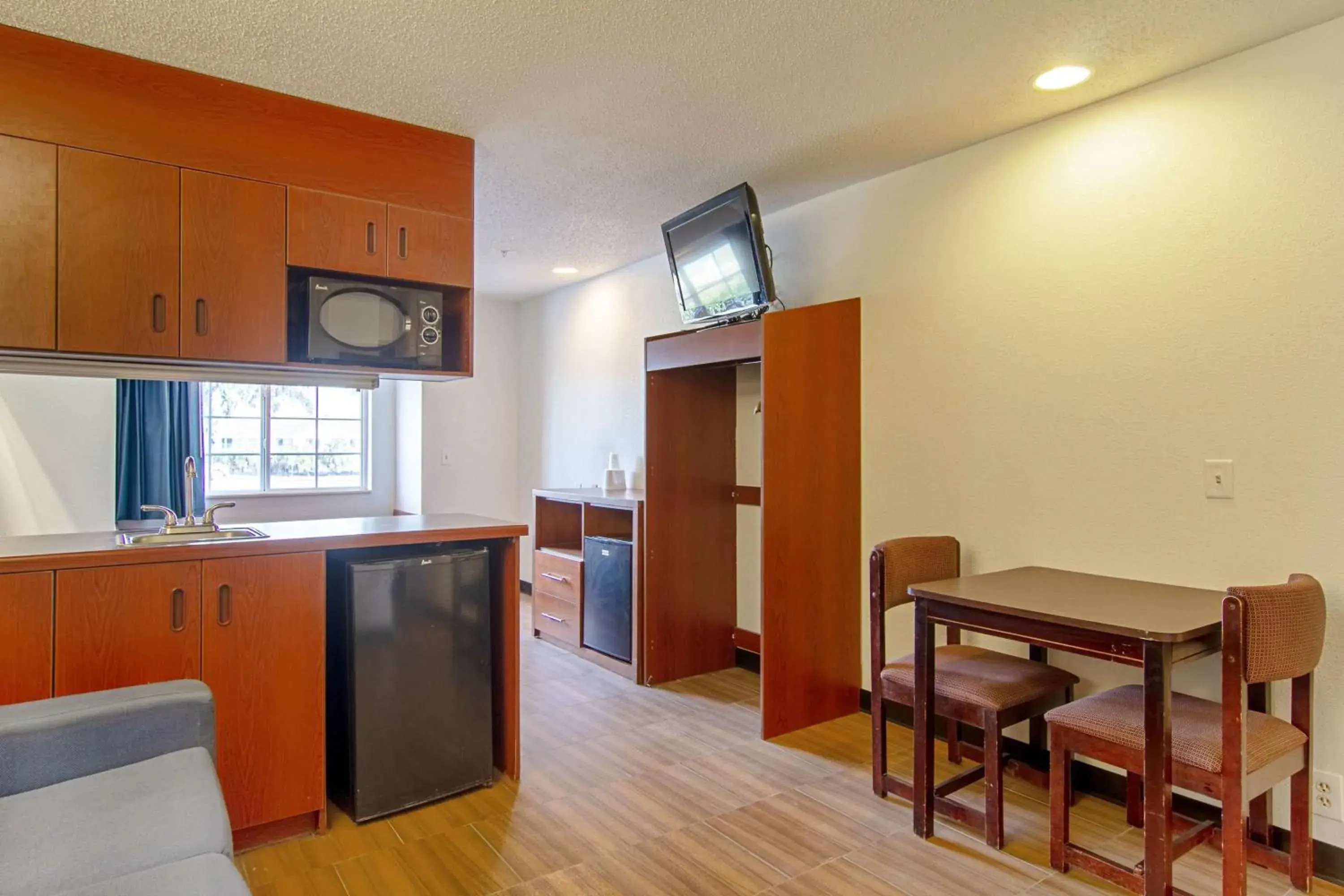 Photo of the whole room, Kitchen/Kitchenette in Americas Best Value Inn & Suites Brunswick