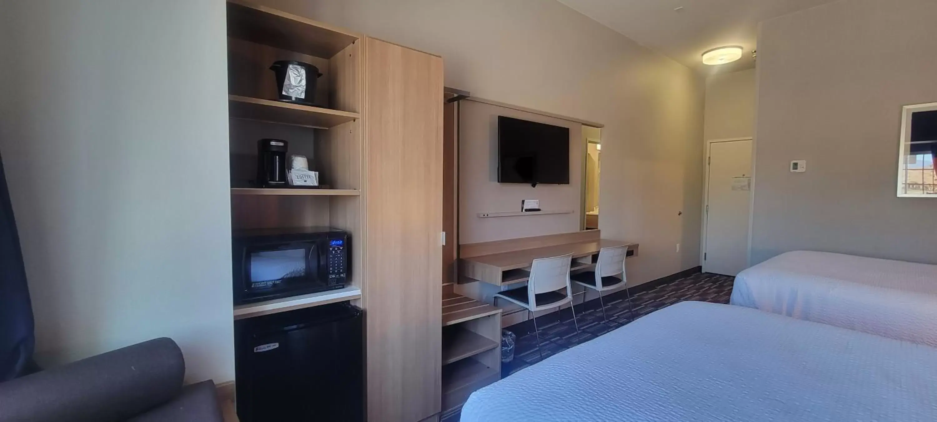 Bedroom, TV/Entertainment Center in Microtel Inn & Suites by Wyndham Fountain North