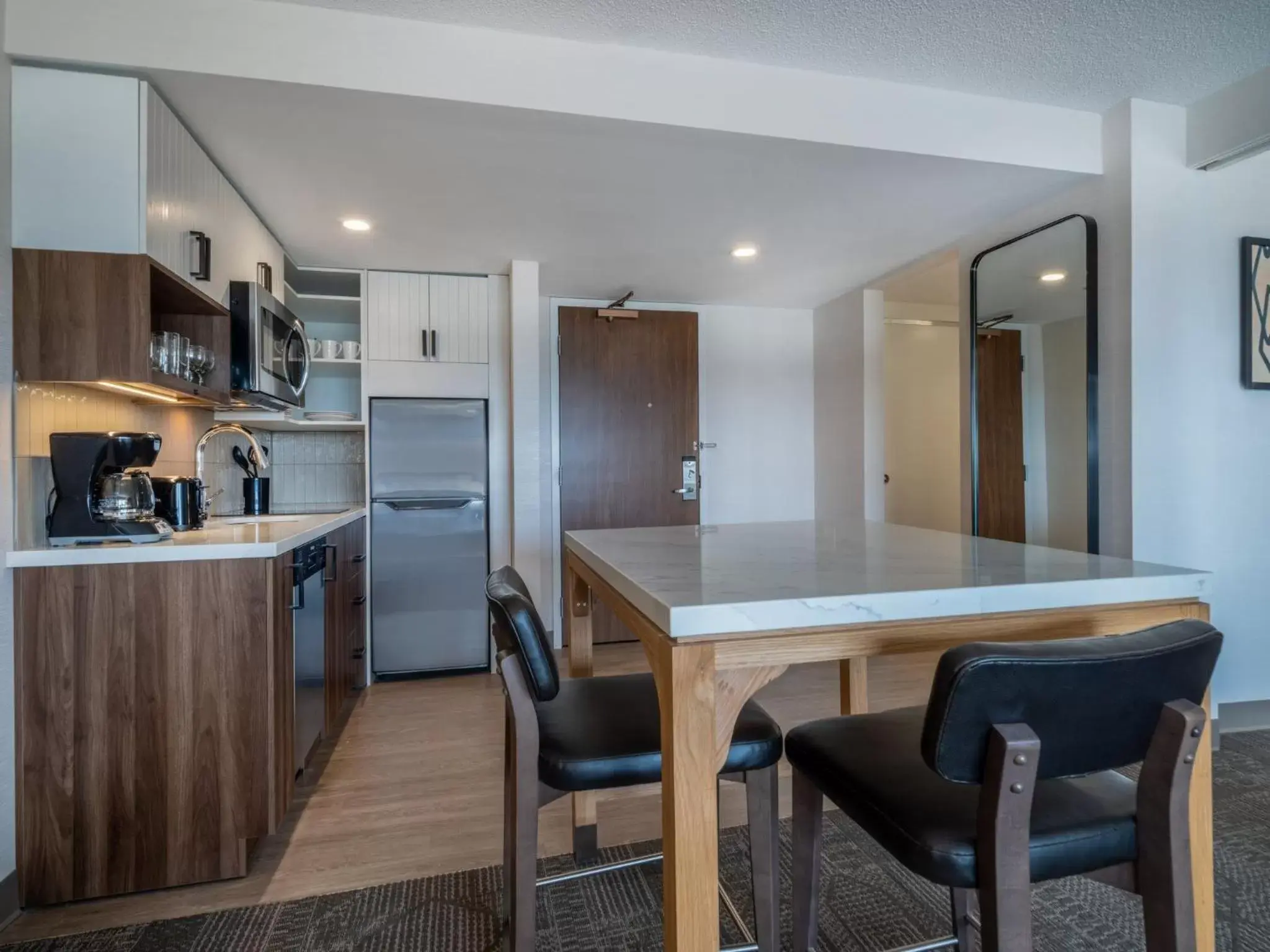 Photo of the whole room, Kitchen/Kitchenette in Staybridge Suites Chicago O'Hare - Rosemont, an IHG Hotel