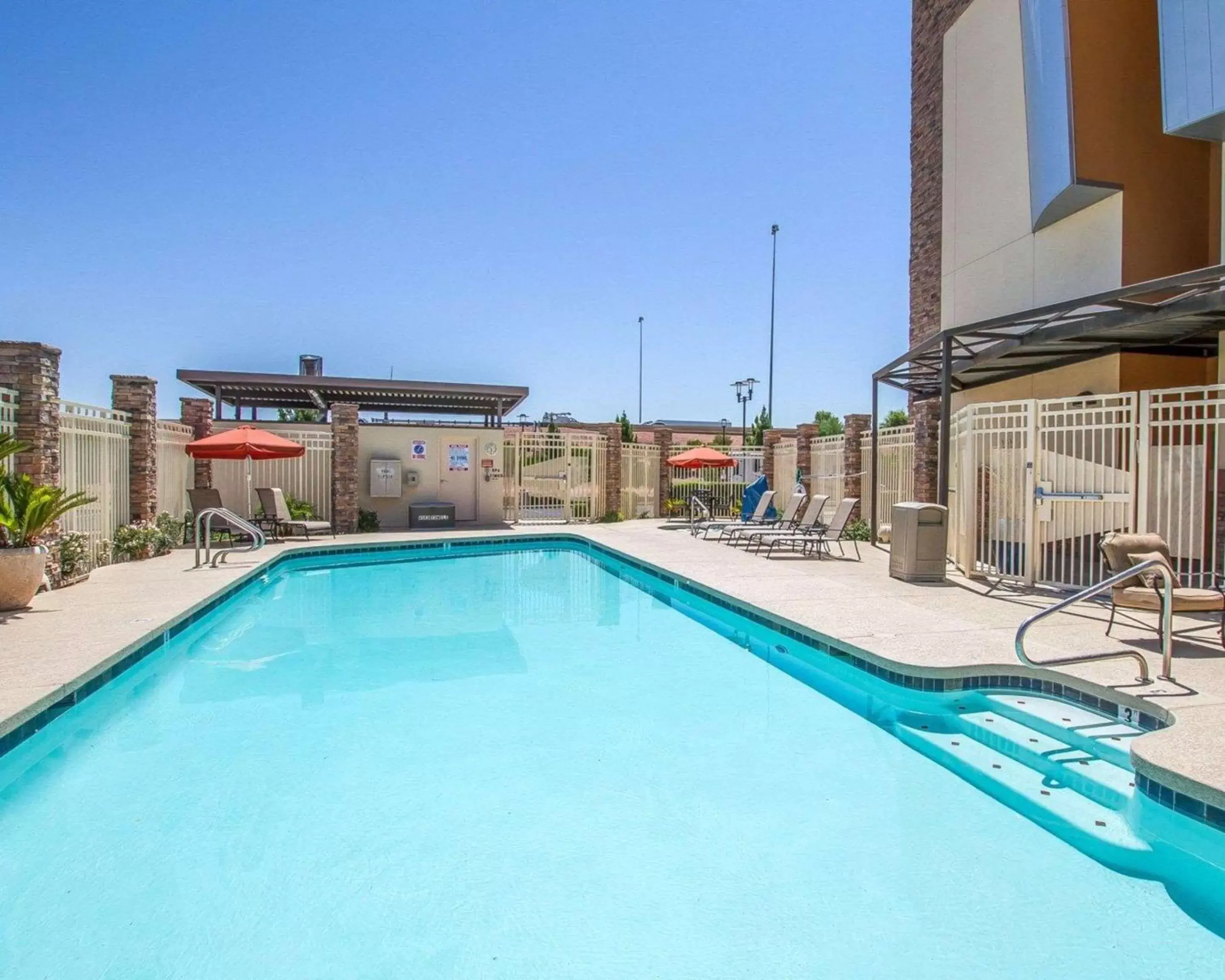 On site, Swimming Pool in Comfort Suites Glendale - State Farm Stadium Area