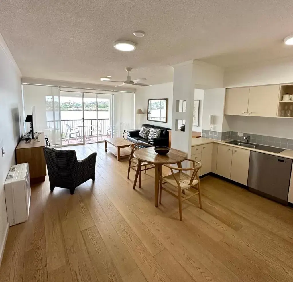 Kitchen or kitchenette, Seating Area in Goldsborough Place Apartments