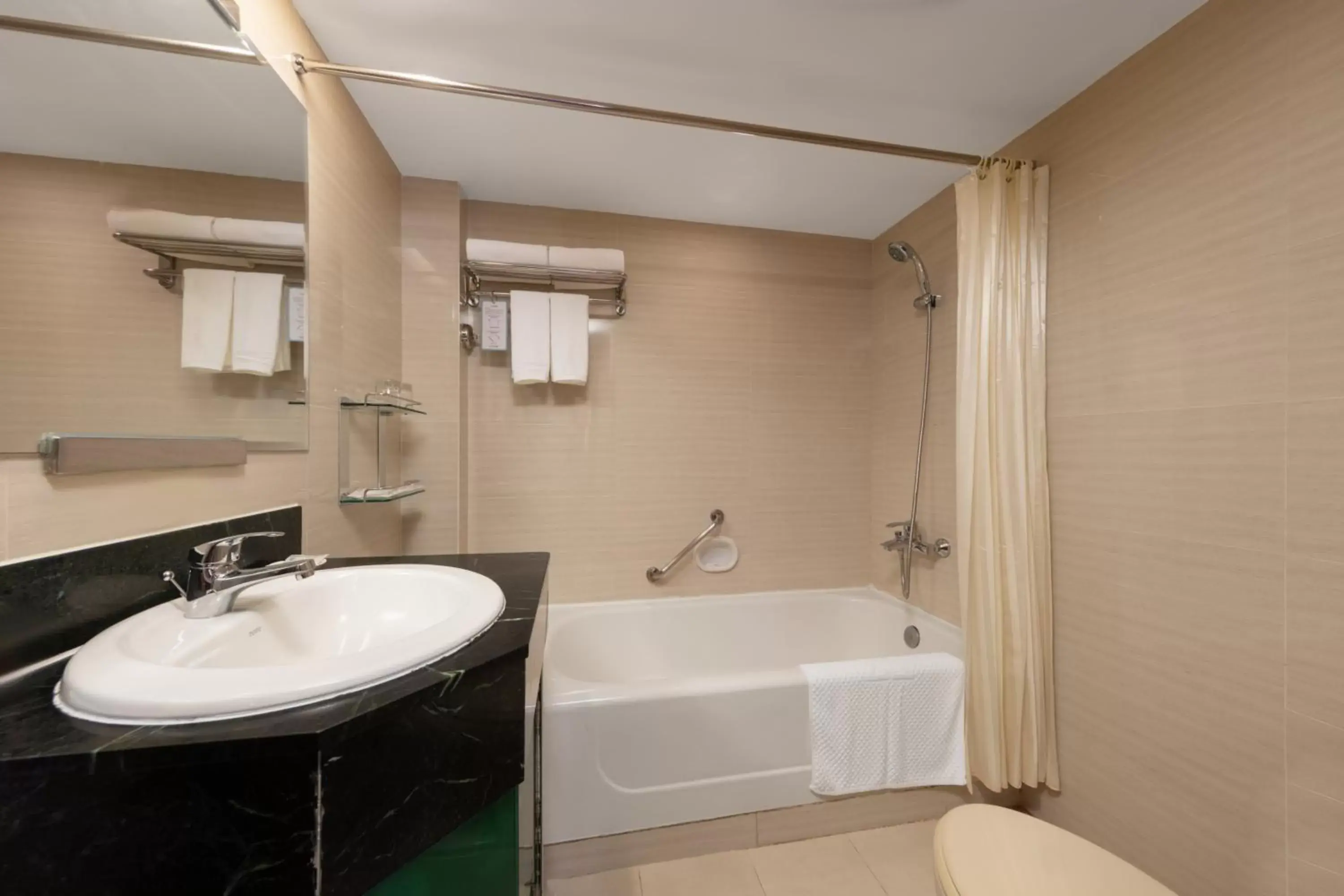 Bath, Bathroom in Guangdong Hotel (Zhuhai)