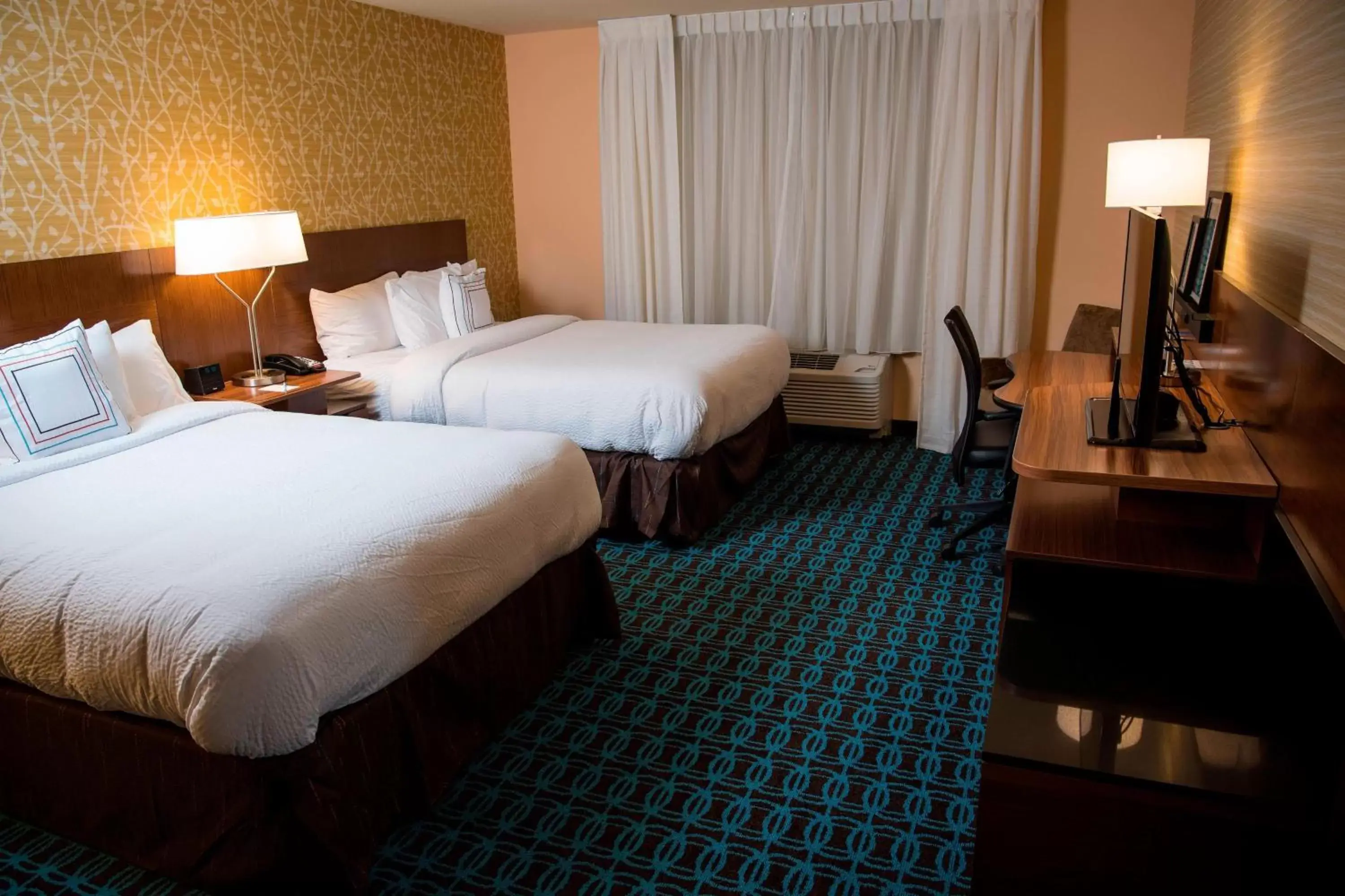 Photo of the whole room, Bed in Fairfield Inn & Suites by Marriott Cincinnati Uptown/University Area