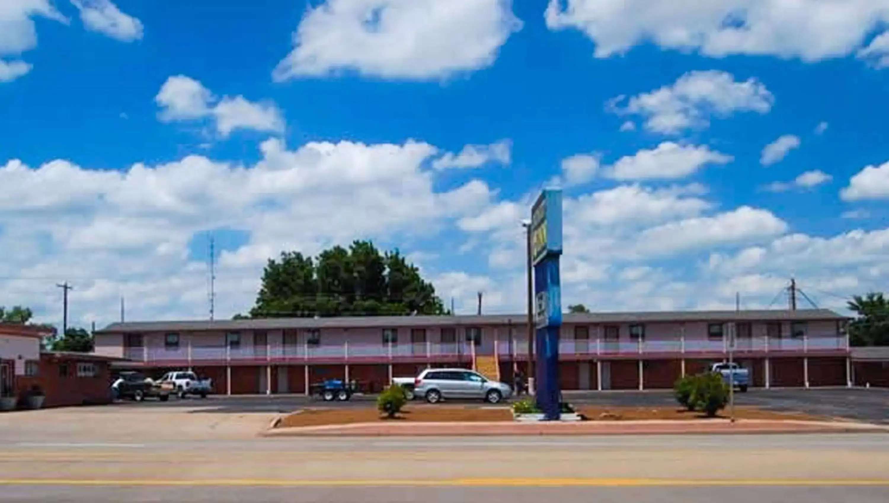 Property building in American Inn & Suites Childress