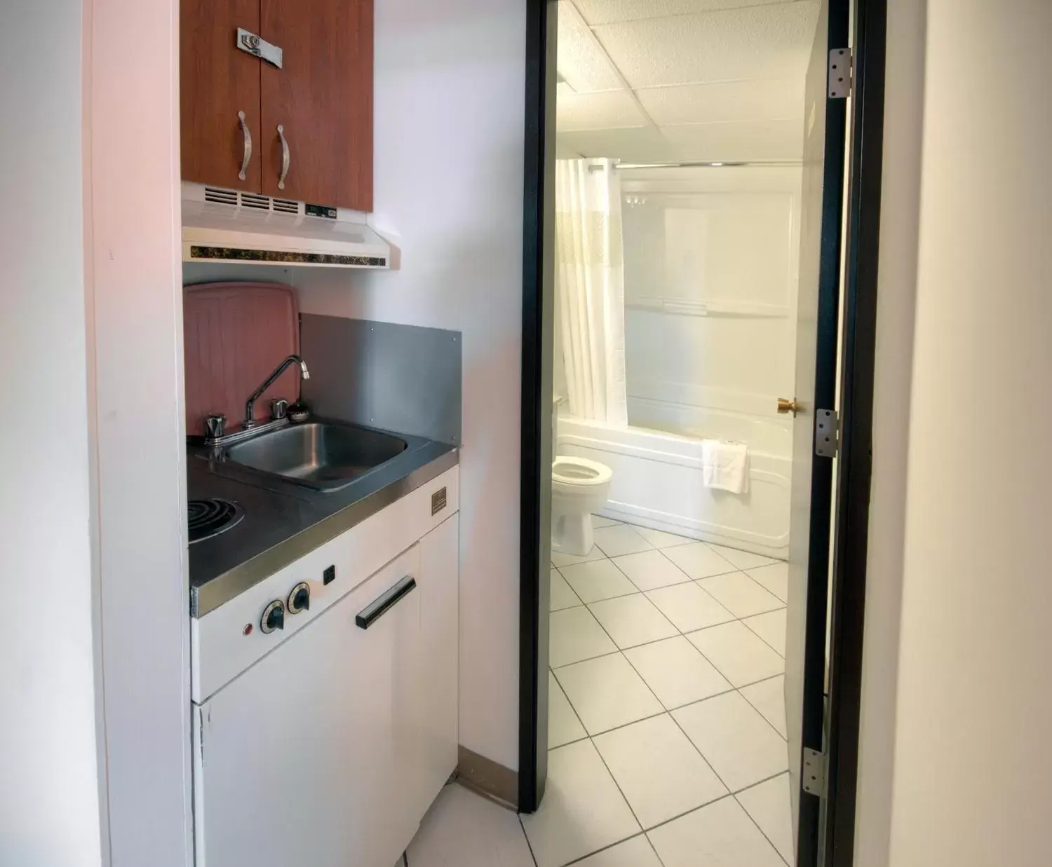 Kitchen or kitchenette, Kitchen/Kitchenette in Motel 6-Lethbridge, AB