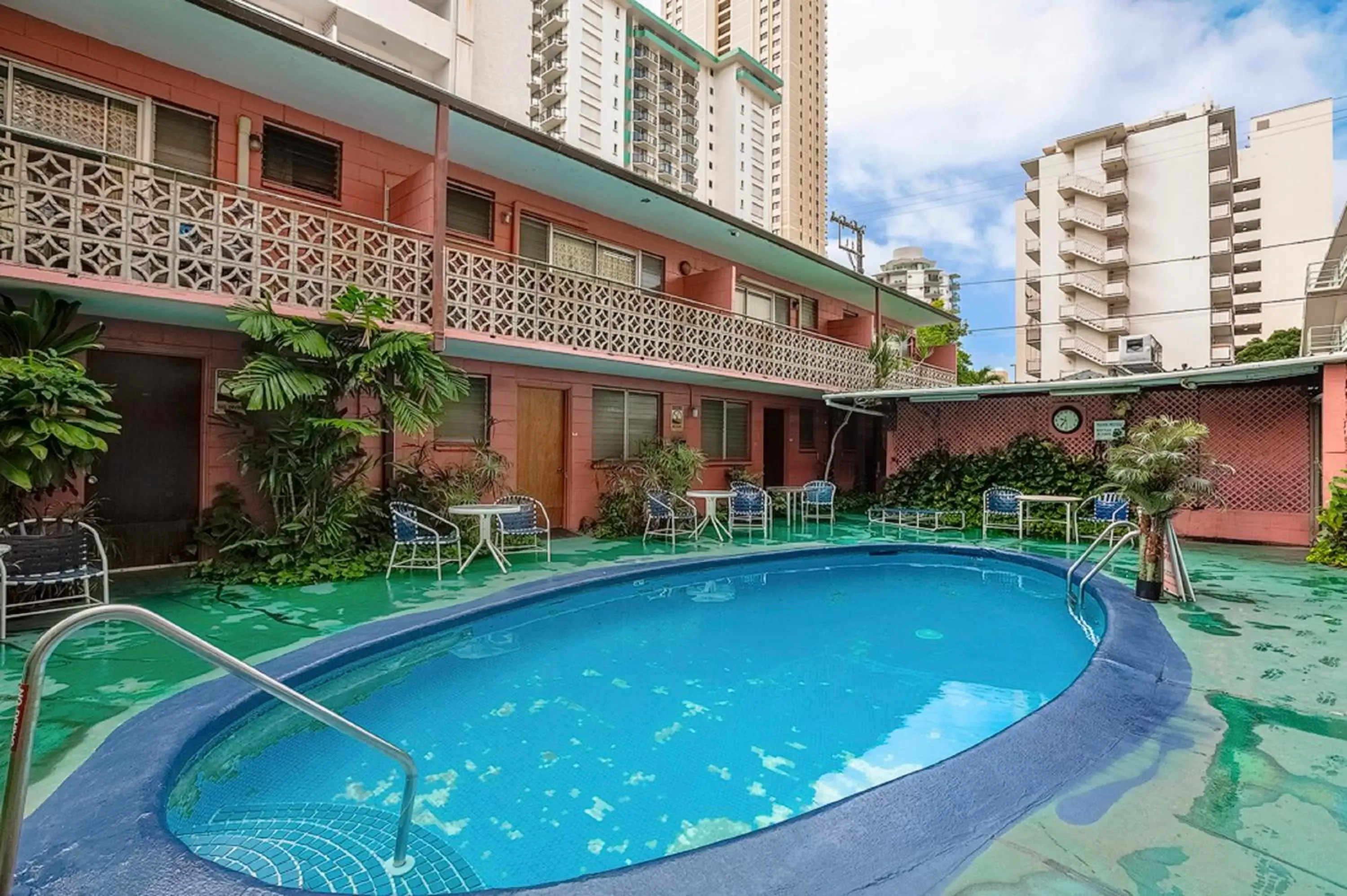 Swimming Pool in Royal Grove Waikiki