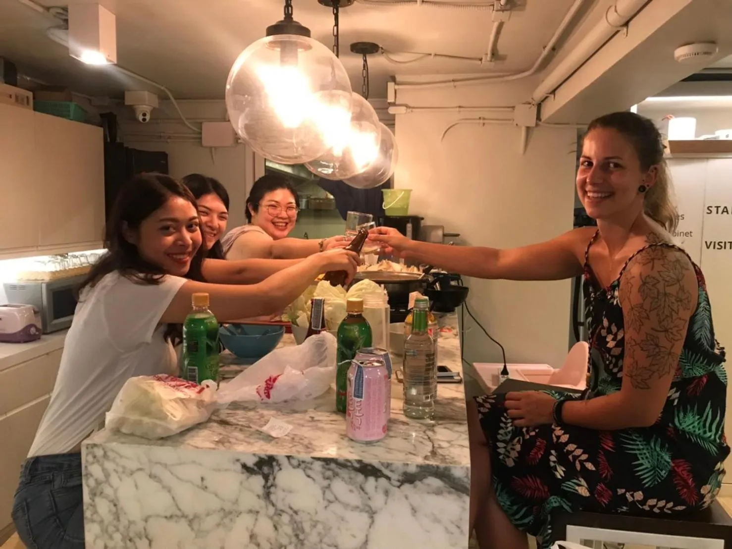 Kinnon Deluxe Hostel Coworking Cafe