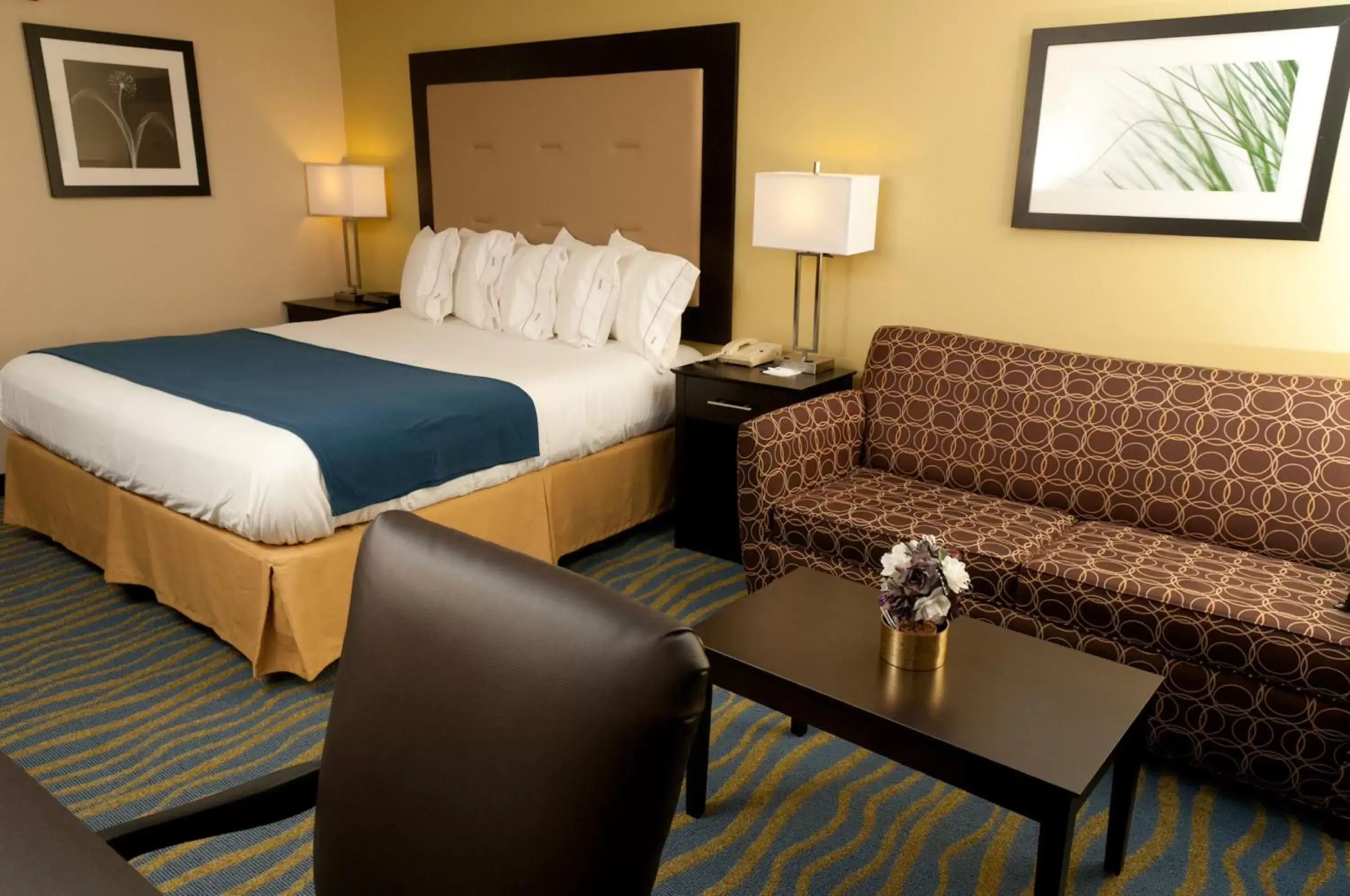 Photo of the whole room, Bed in Holiday Inn Express Hotel & Suites Bloomington-Normal University Area, an IHG Hotel