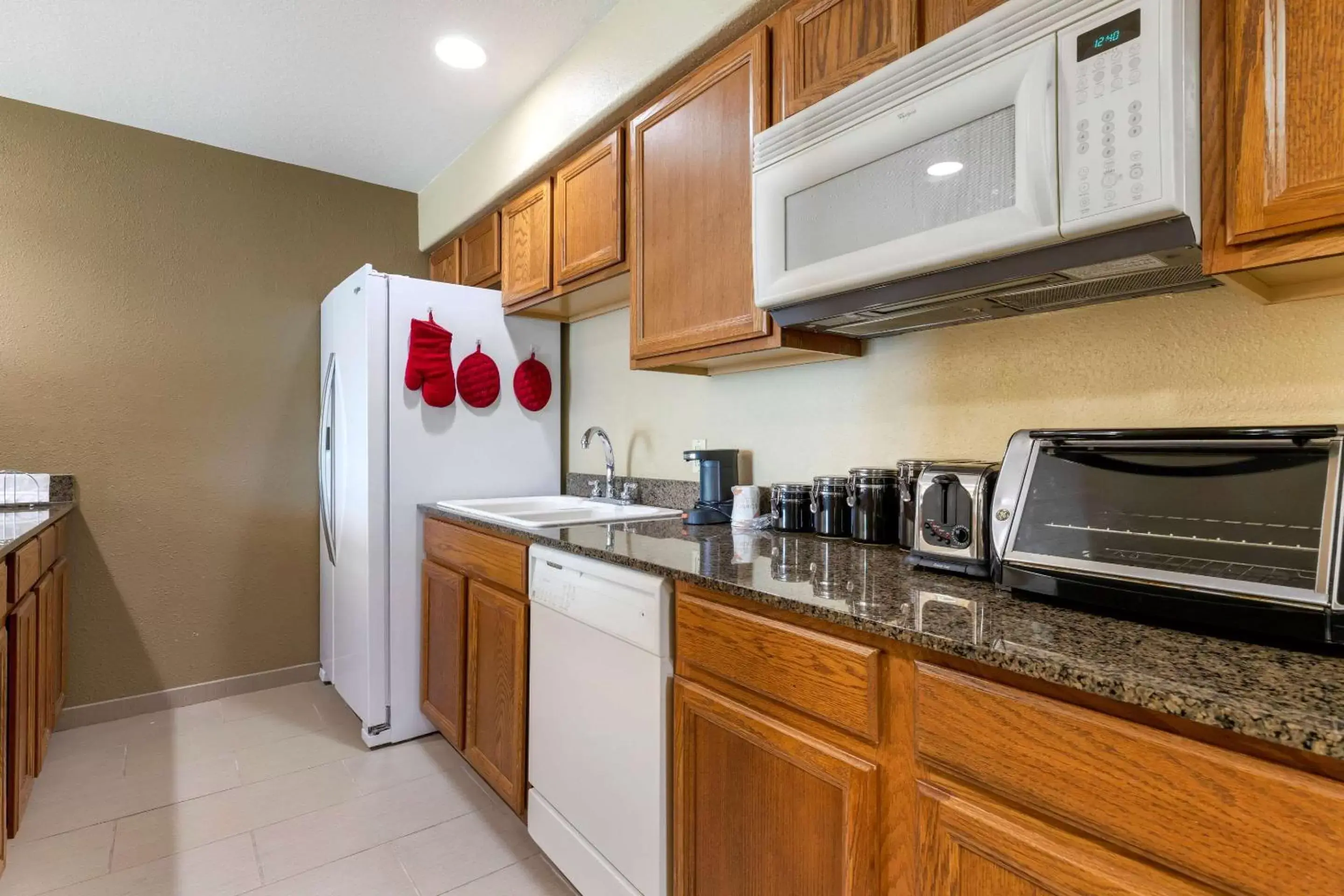 Photo of the whole room, Kitchen/Kitchenette in Comfort Inn & Suites Ponca City near Marland Mansion