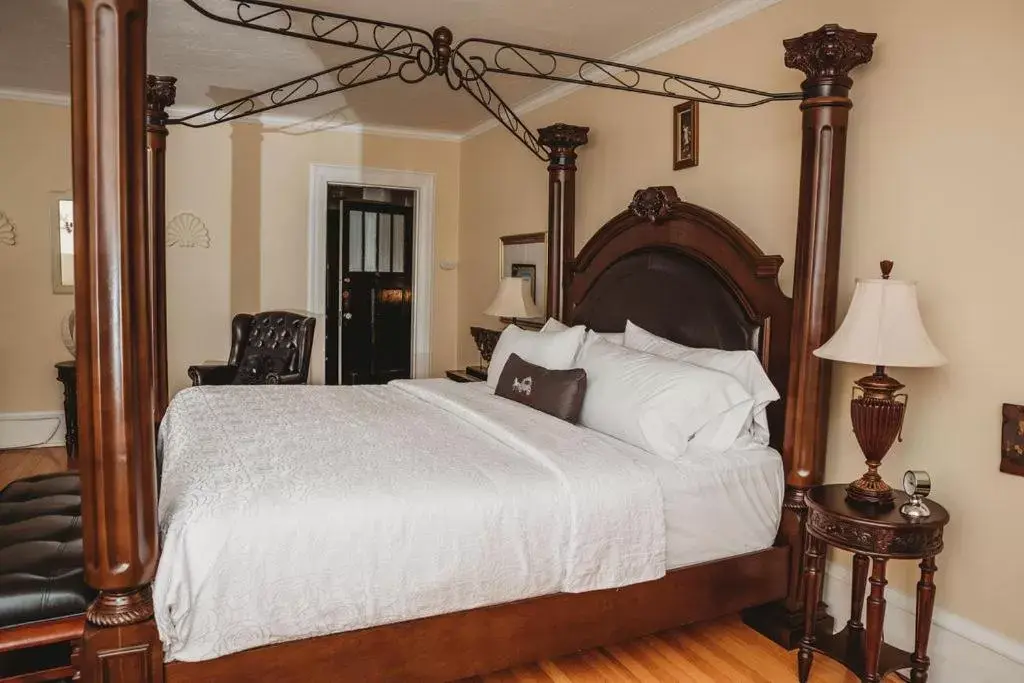 Bedroom, Bed in Grey Gables Inn