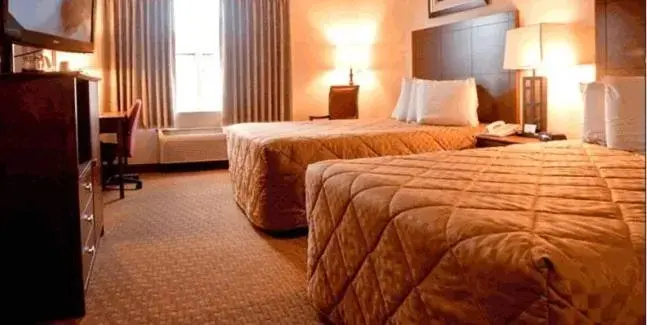 Bedroom, Bed in The Landmark Inn