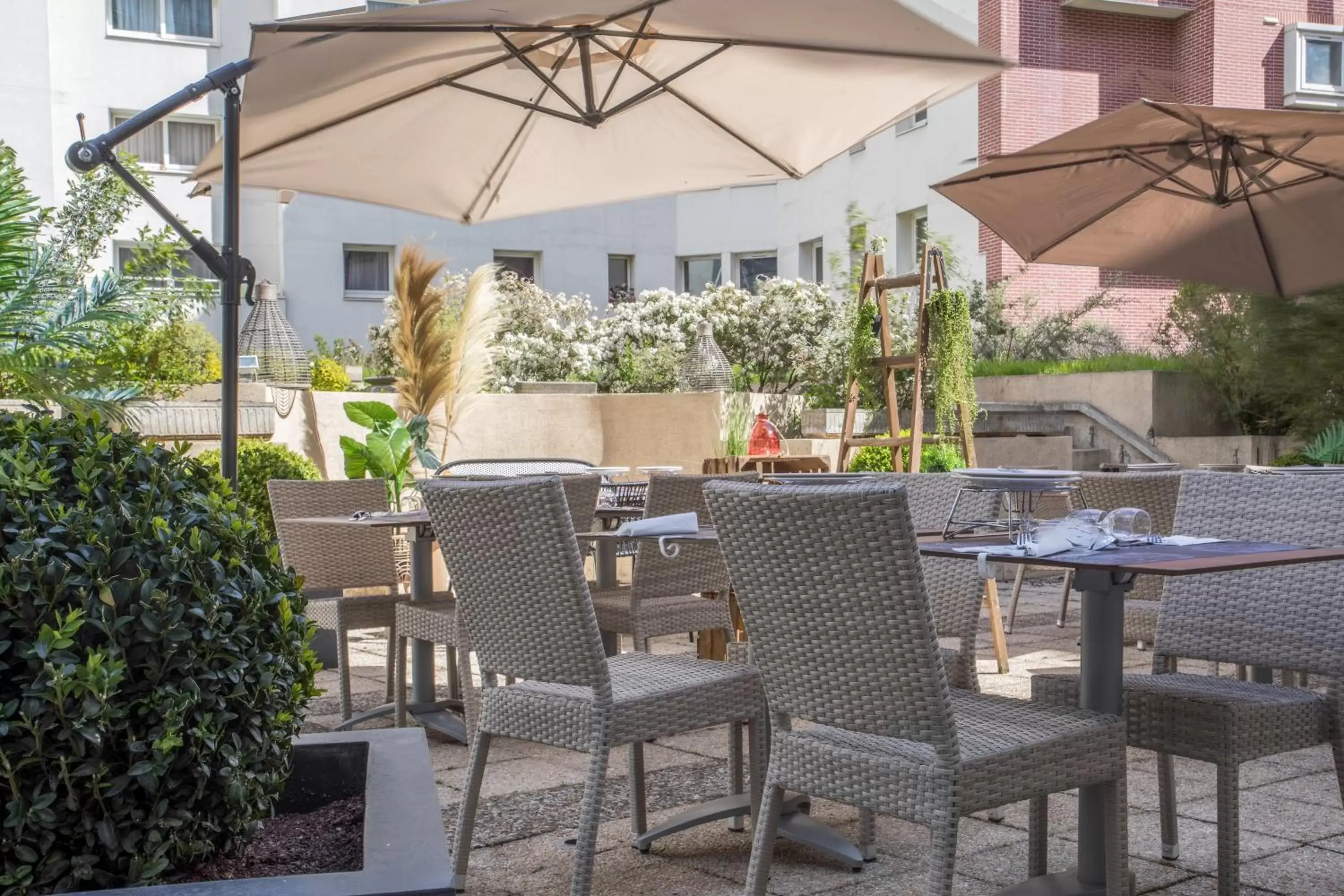 Patio, Restaurant/Places to Eat in ibis Styles Evry Courcouronnes