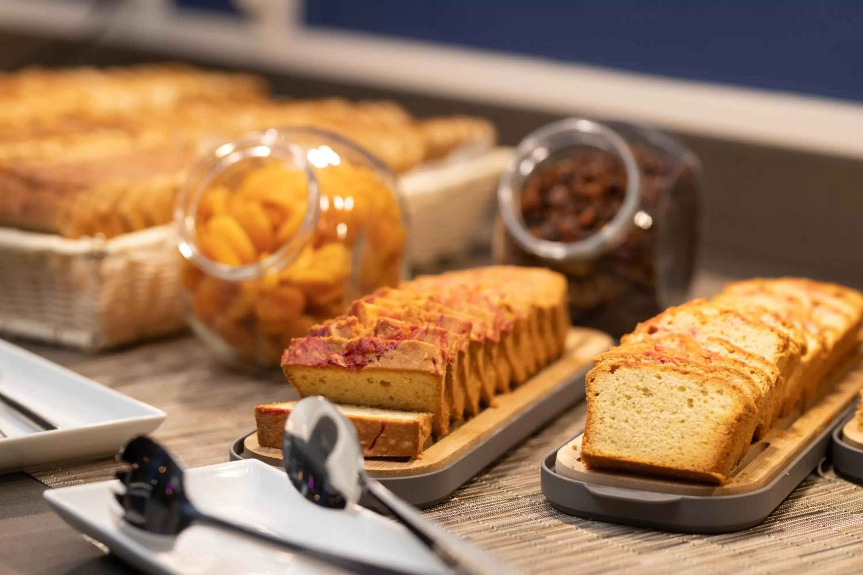 Buffet breakfast in Zenitude Hôtel Résidences Le Salako