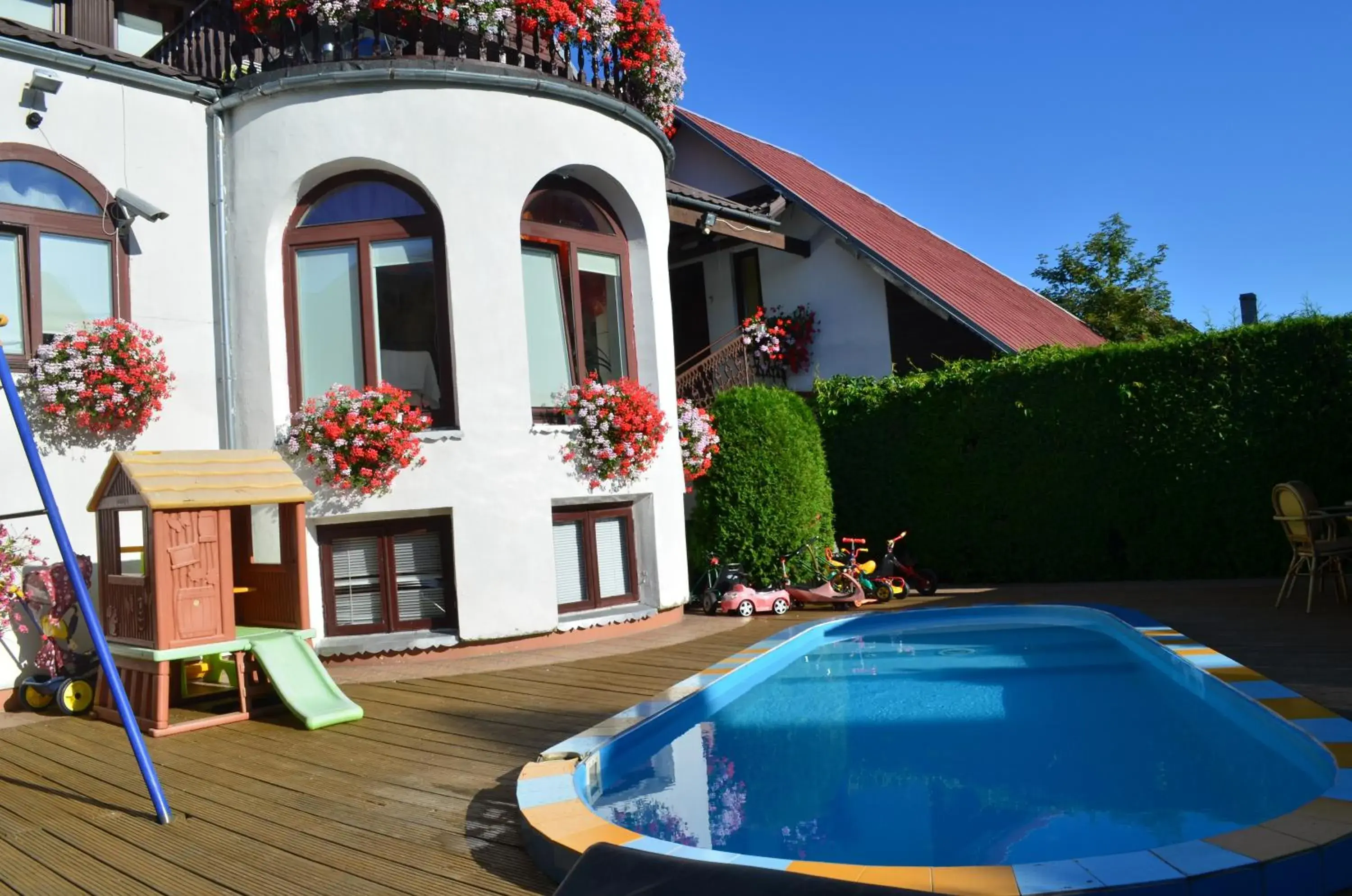 Swimming pool, Property Building in Po Kastonu