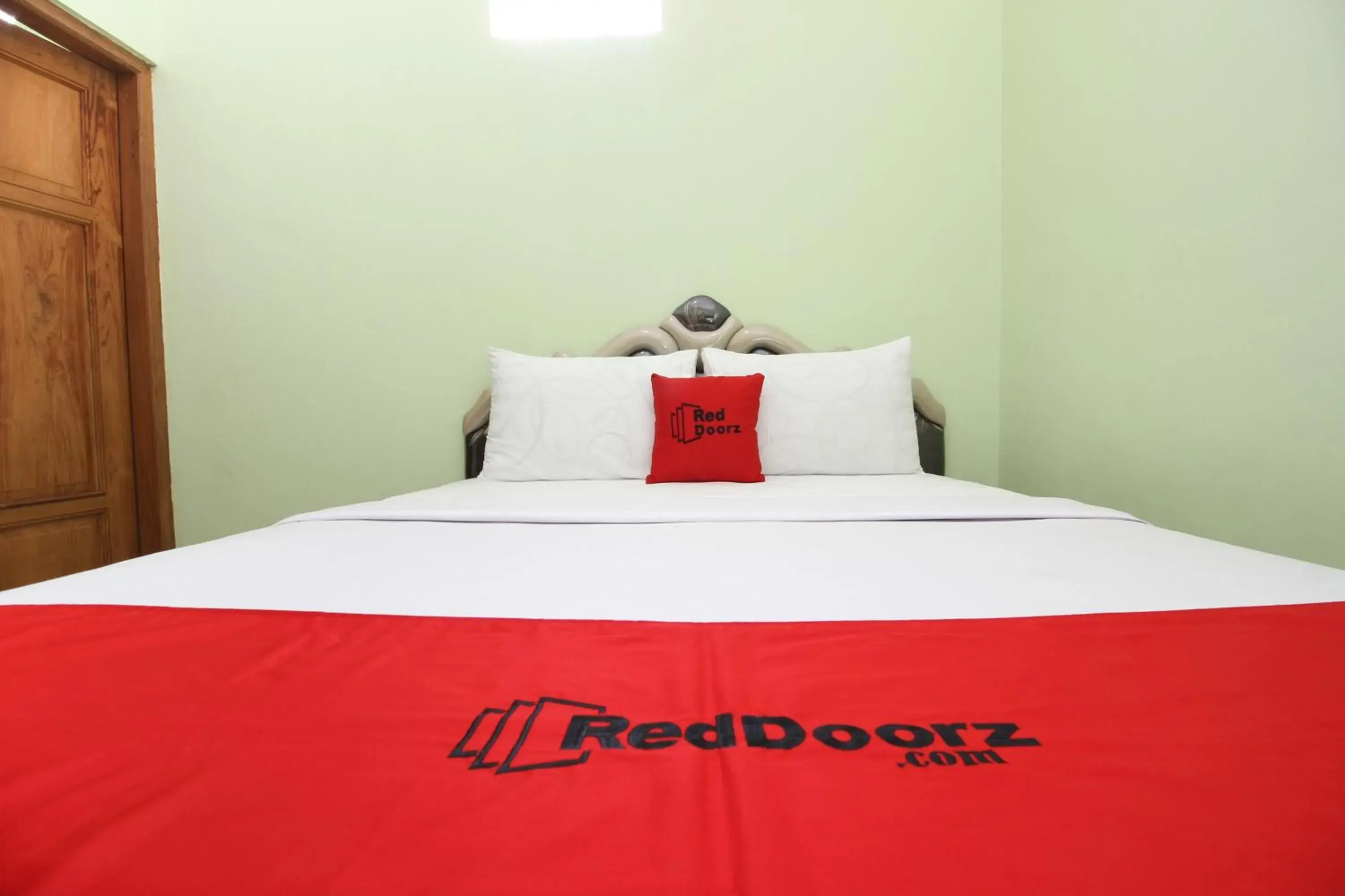 Bedroom, Bed in RedDoorz Plus near Taman Sari