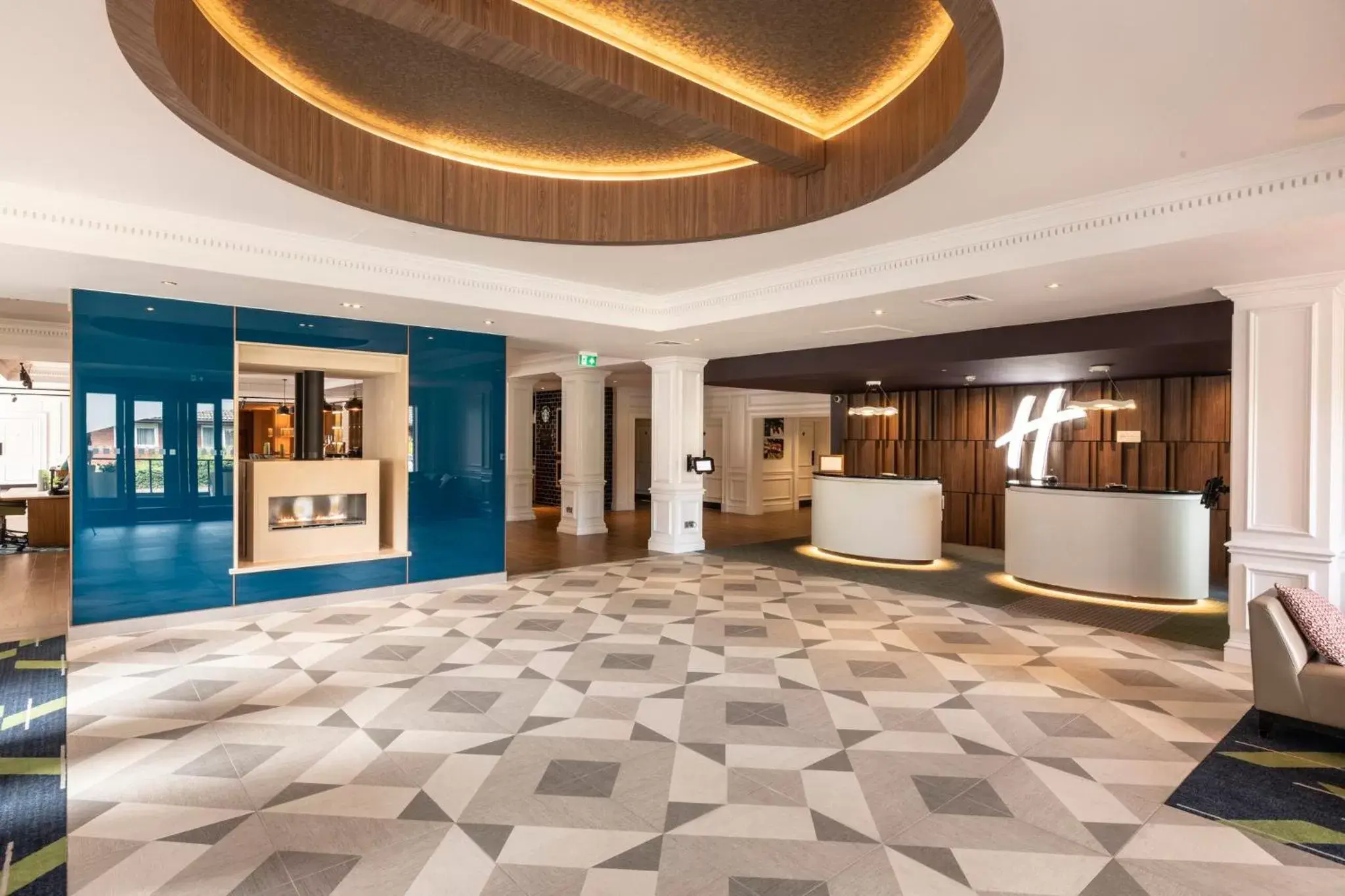 Property building, Lobby/Reception in Holiday Inn Guildford, an IHG Hotel
