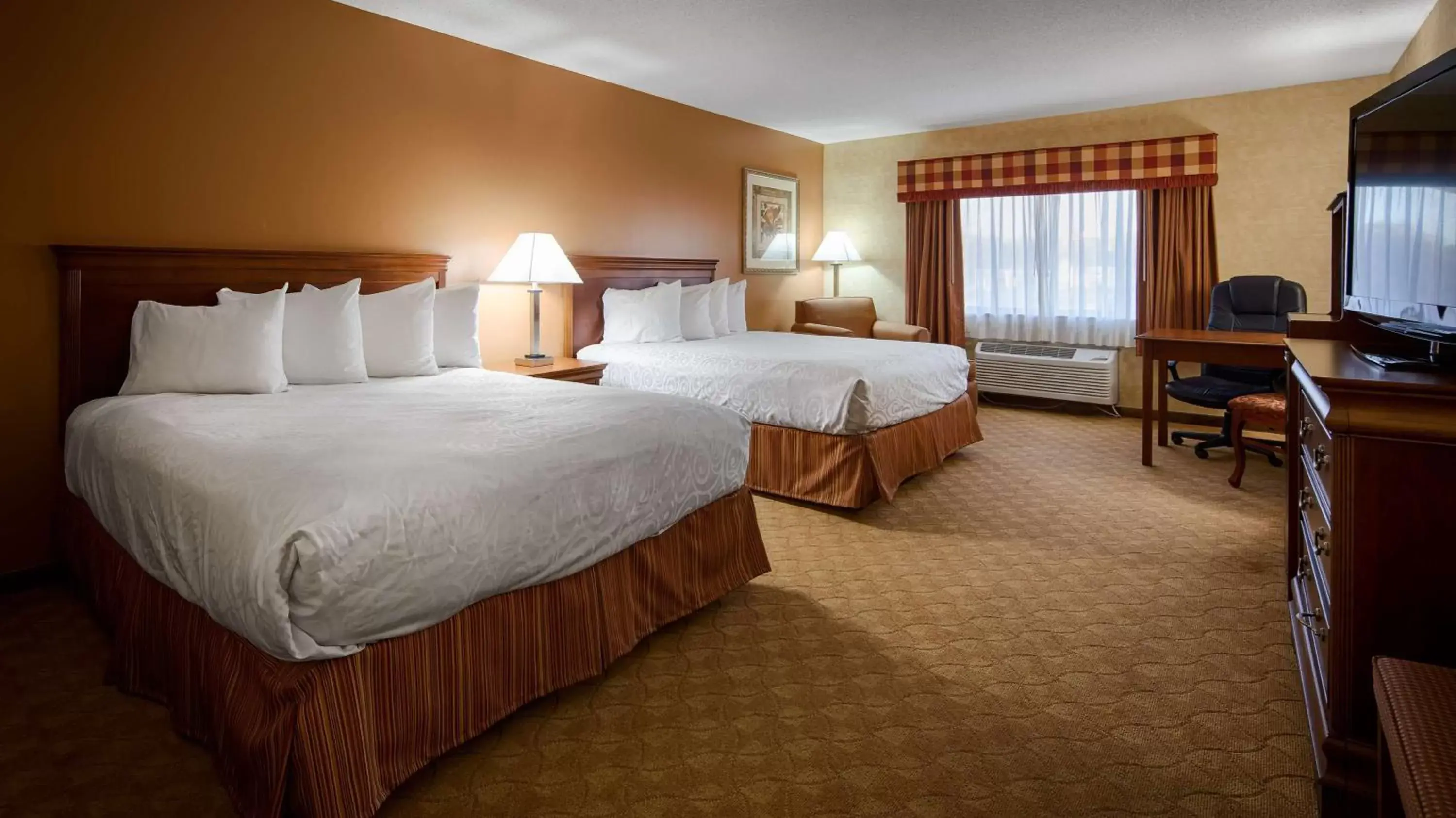 Photo of the whole room, Bed in Best Western Inn of St. Charles