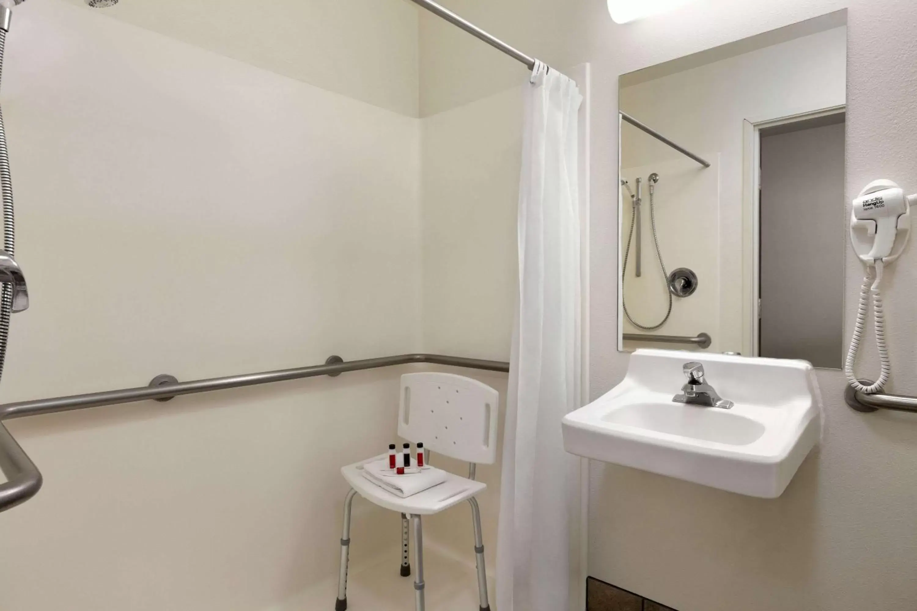 Bathroom in Travelodge by Wyndham Hermiston