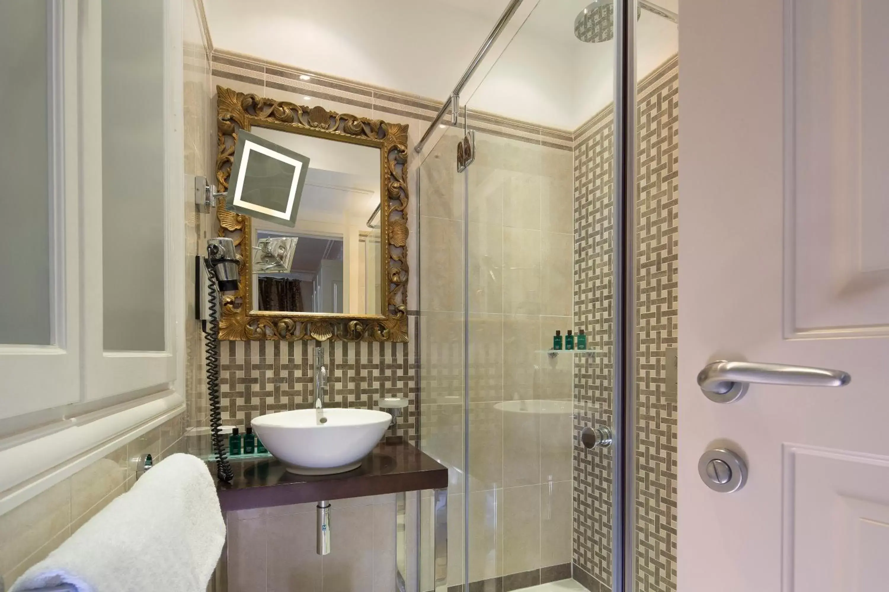 Bathroom in Hotel Ares Eiffel