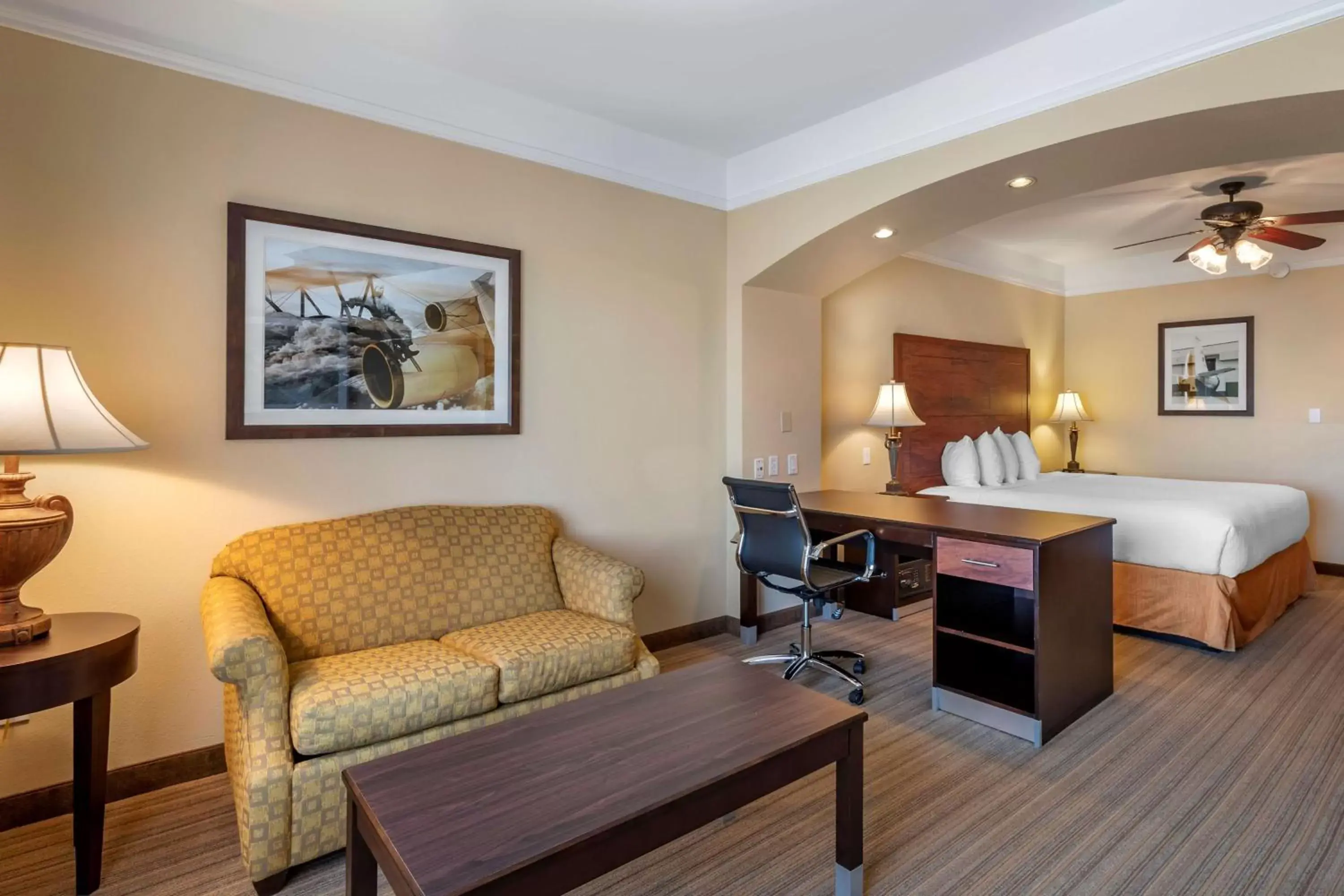 Photo of the whole room, Seating Area in BEST WESTERN PLUS Monica Royale Inn & Suites