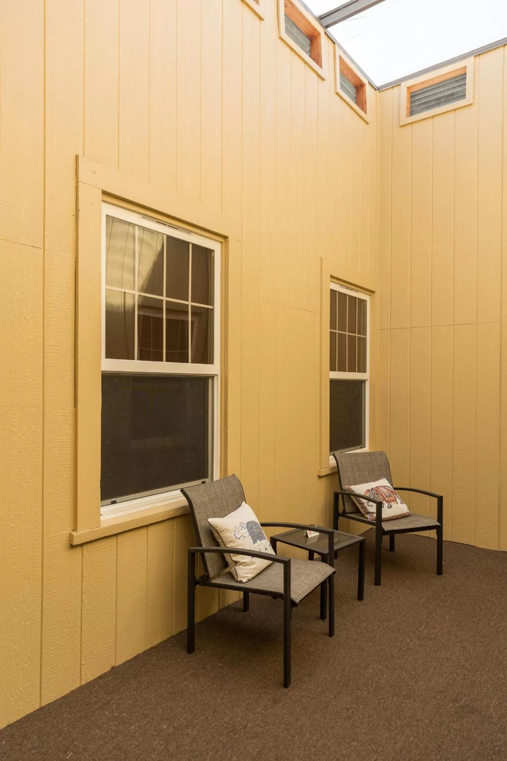 Seating area in Hotel Cathlamet